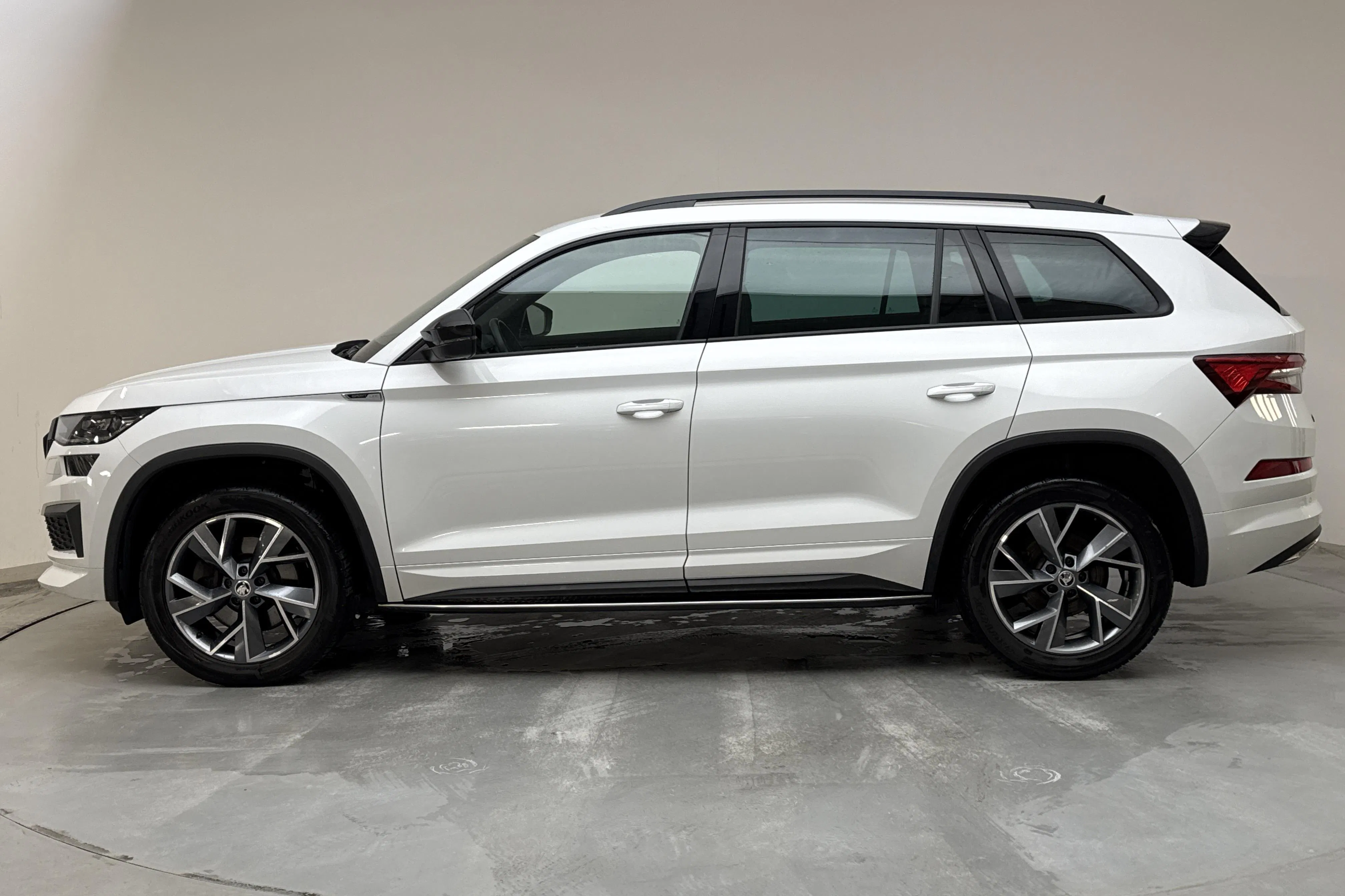 Presentationsfoto 2 av 13: Skoda Kodiaq 2.0 TDI 4X4 (200hk) - 6 568 mil - Automat - vit - 2024