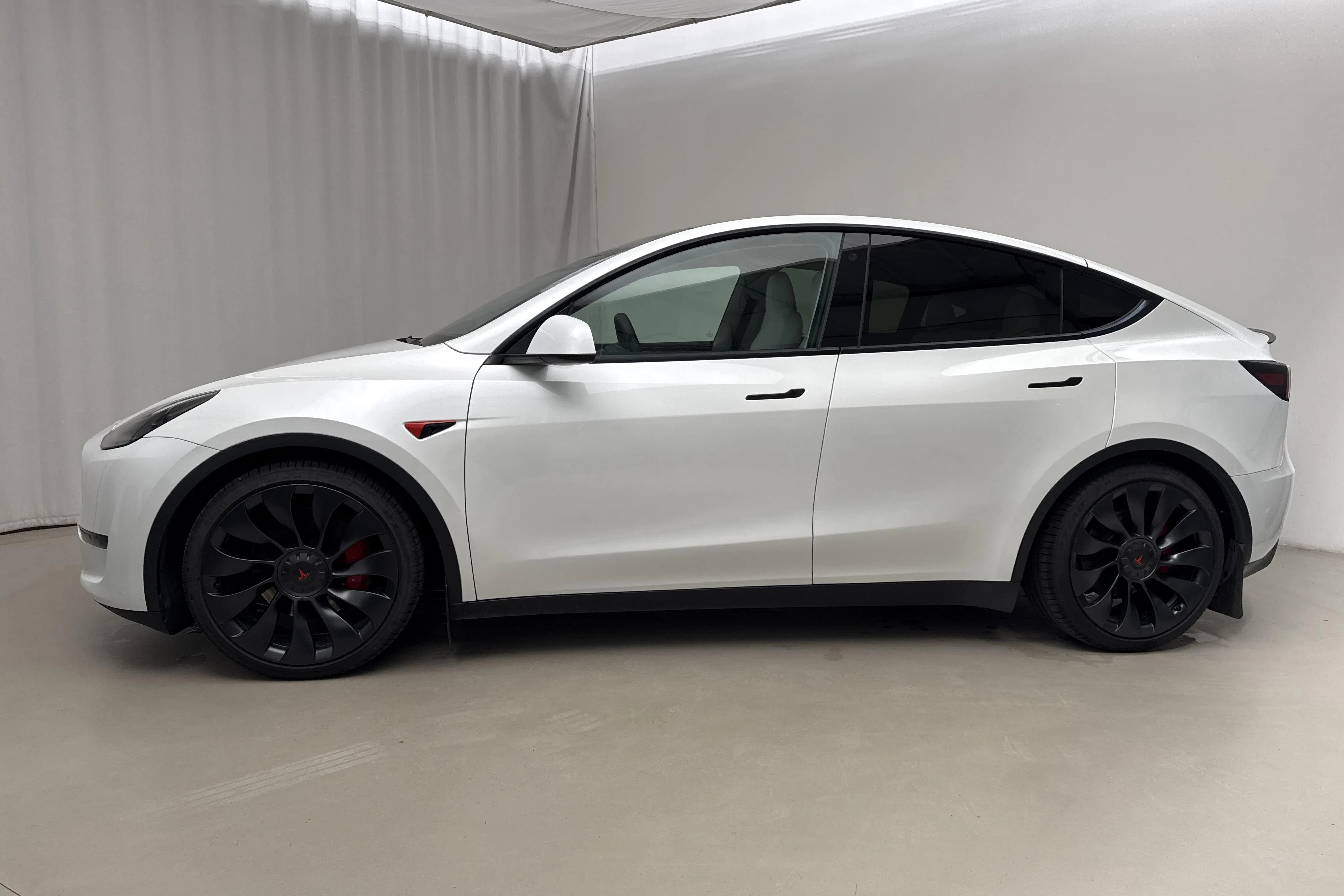 Presentationsfoto 2 av 23: Tesla Model Y Performance Dual Motor AWD - 8 455 mil - Automat - vit - 2023