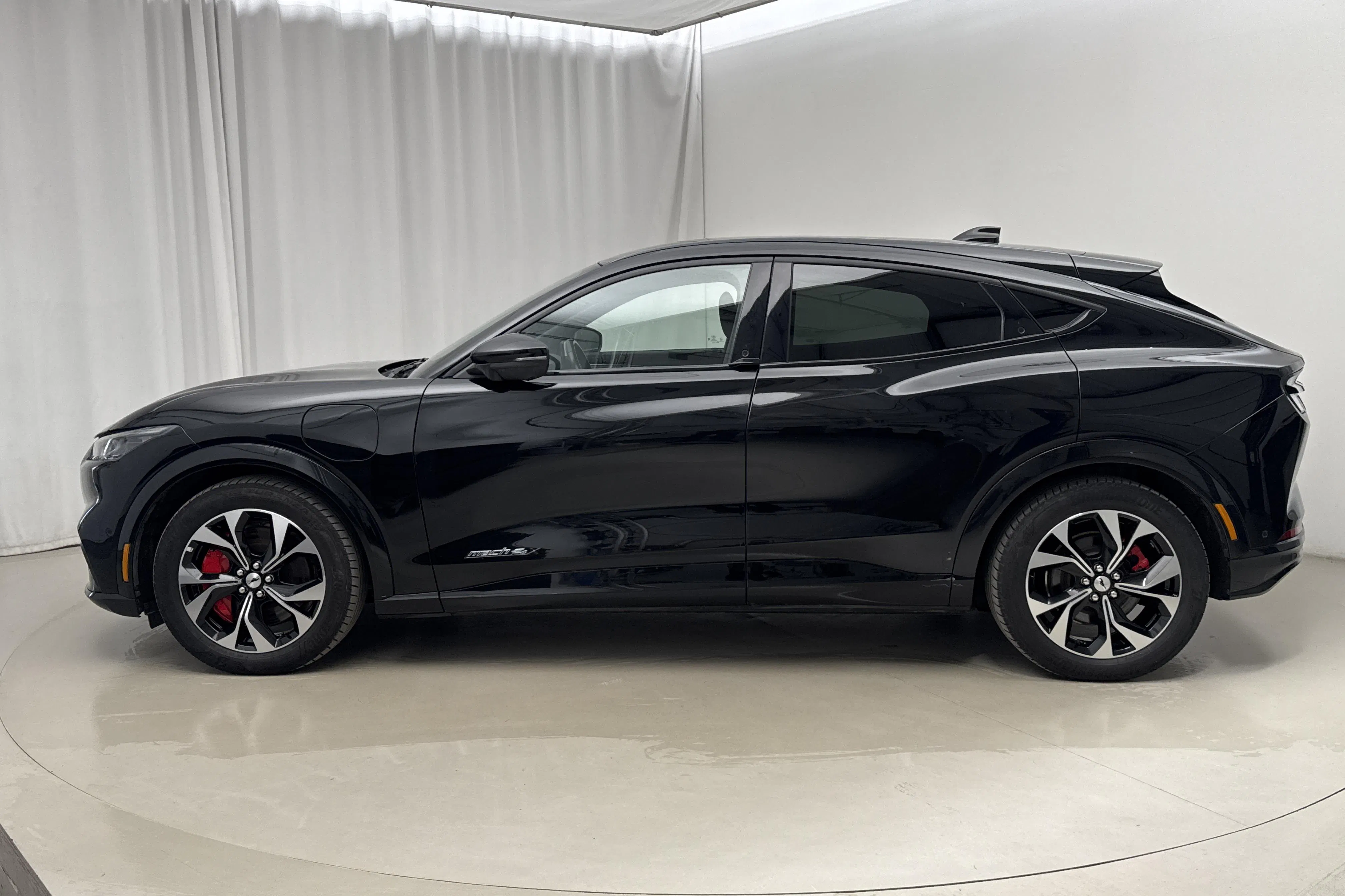 Presentationsfoto 2 av 27: Ford Mustang Mach-E AWD (351hk) - 6 674 mil - Automat - svart - 2021