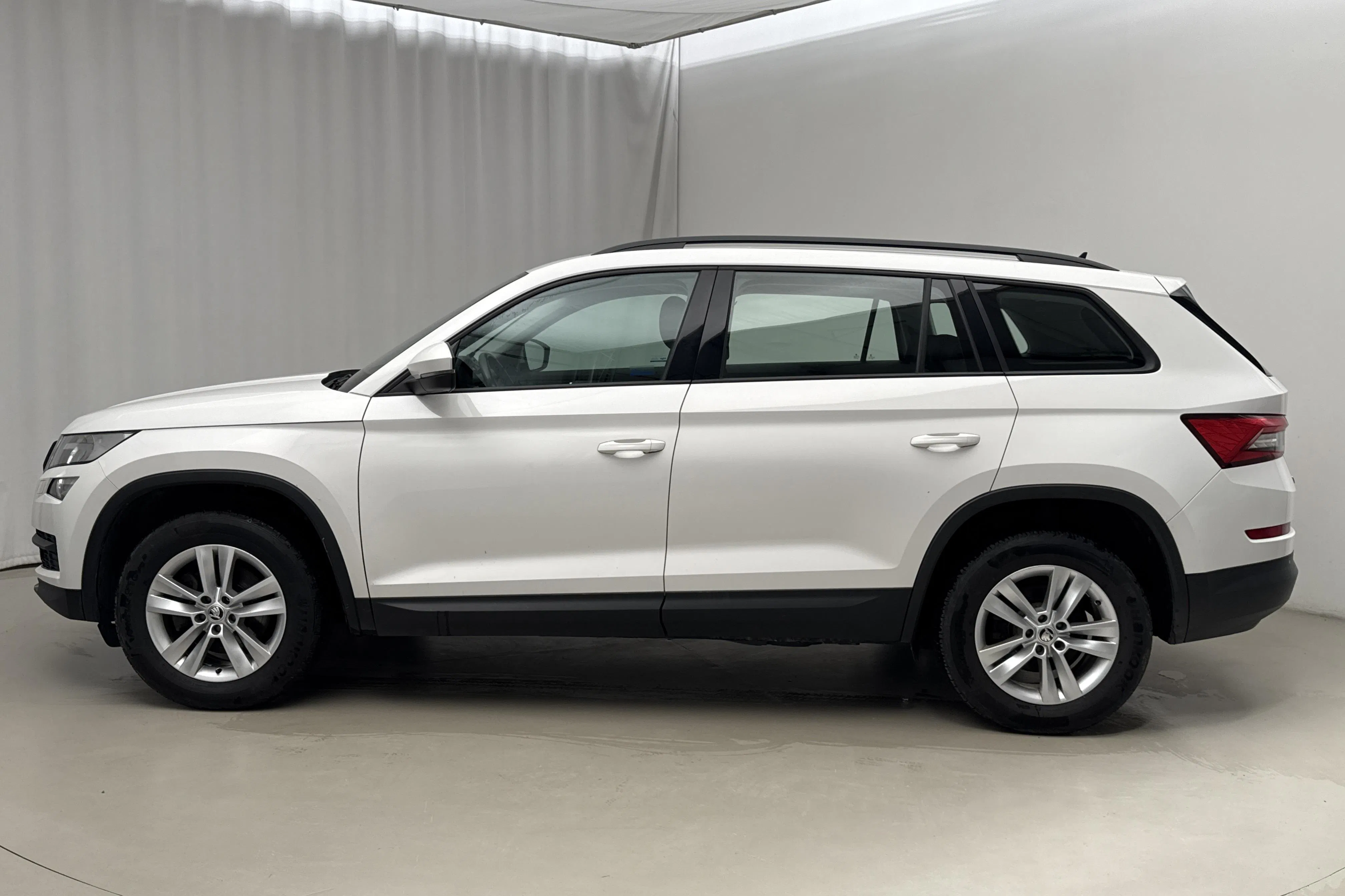 Presentationsfoto 2 av 16: Skoda Kodiaq 2.0 TDI 4X4 (150hk) - 27 056 mil - Manuell - vit - 2020