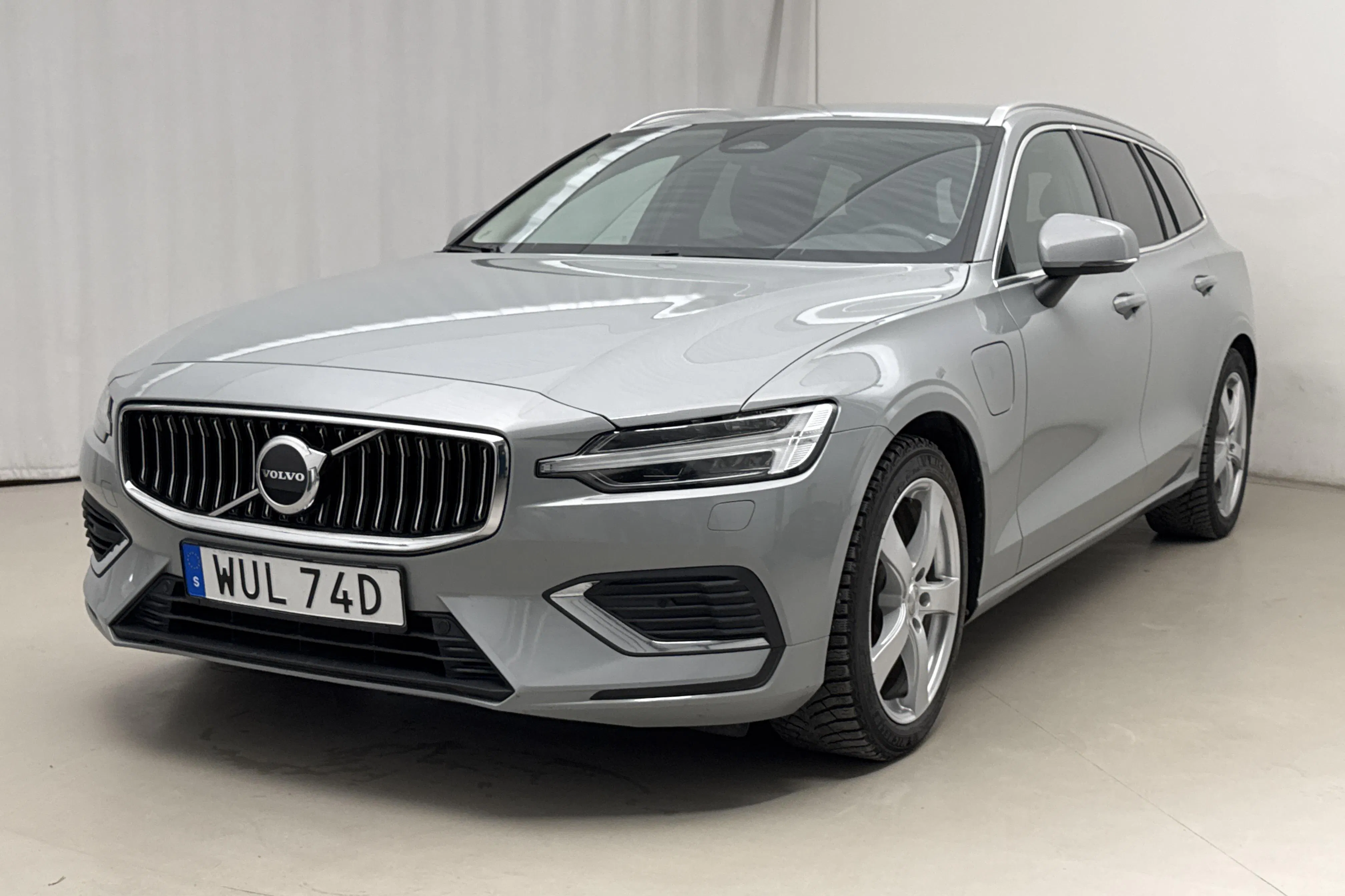 Presentationsfoto 1 av 23: Volvo V60 T6 AWD Recharge (350hk) - 12 184 mil - Automat - grå - 2024