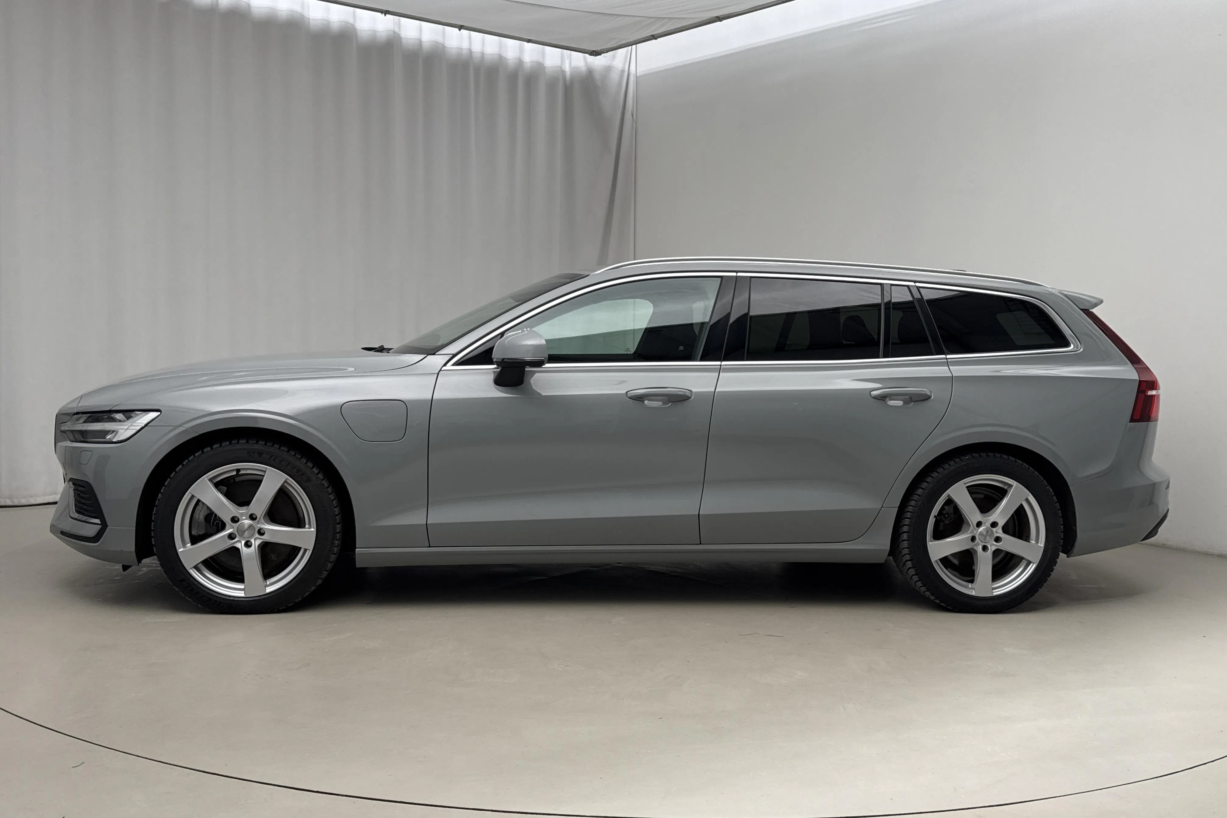 Presentationsfoto 2 av 23: Volvo V60 T6 AWD Recharge (350hk) - 12 184 mil - Automat - grå - 2024