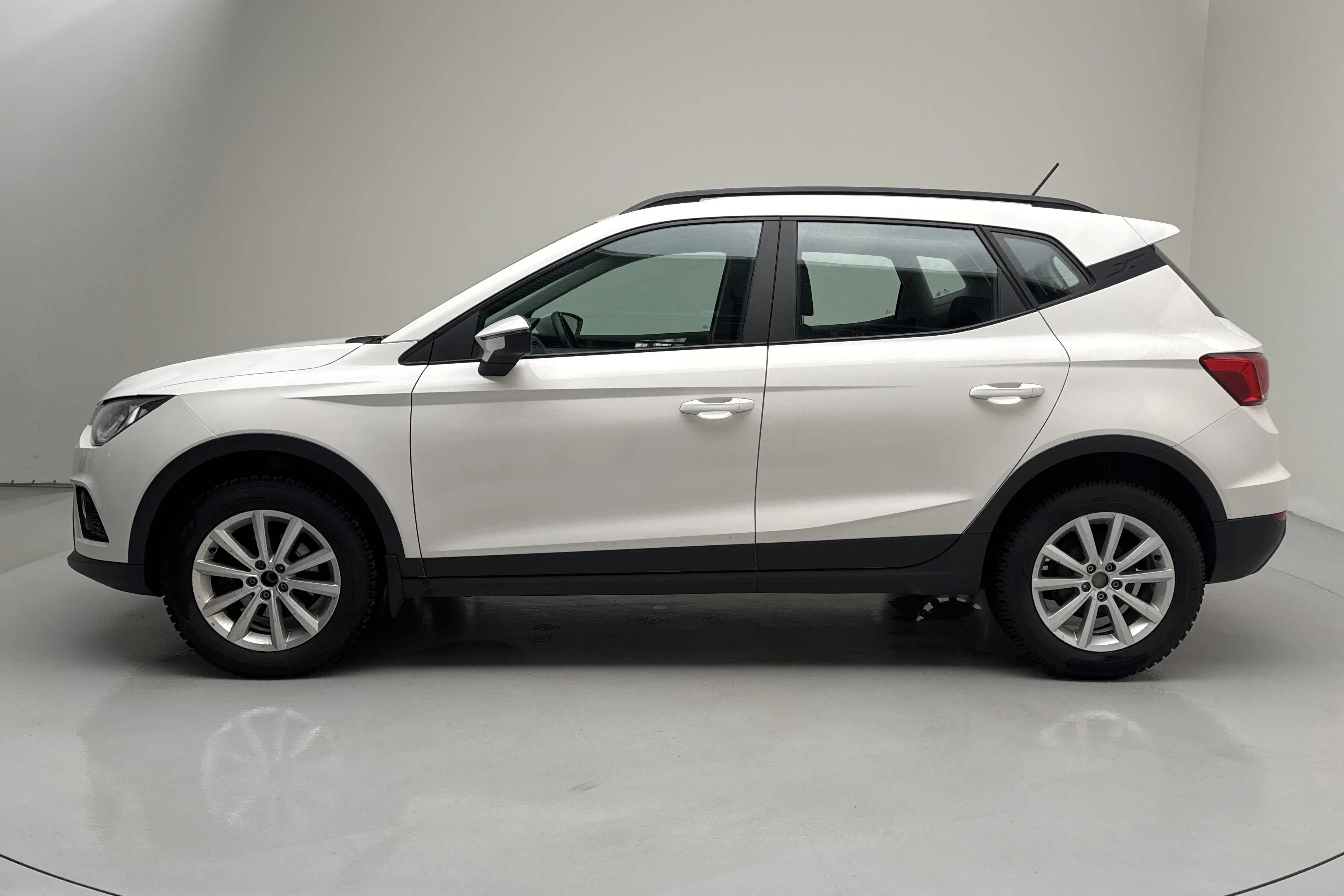 Presentation photo 2 of 11: Seat Arona 1.0 TSI 5dr (95hk) - 89 850 km - Manual - white - 2019