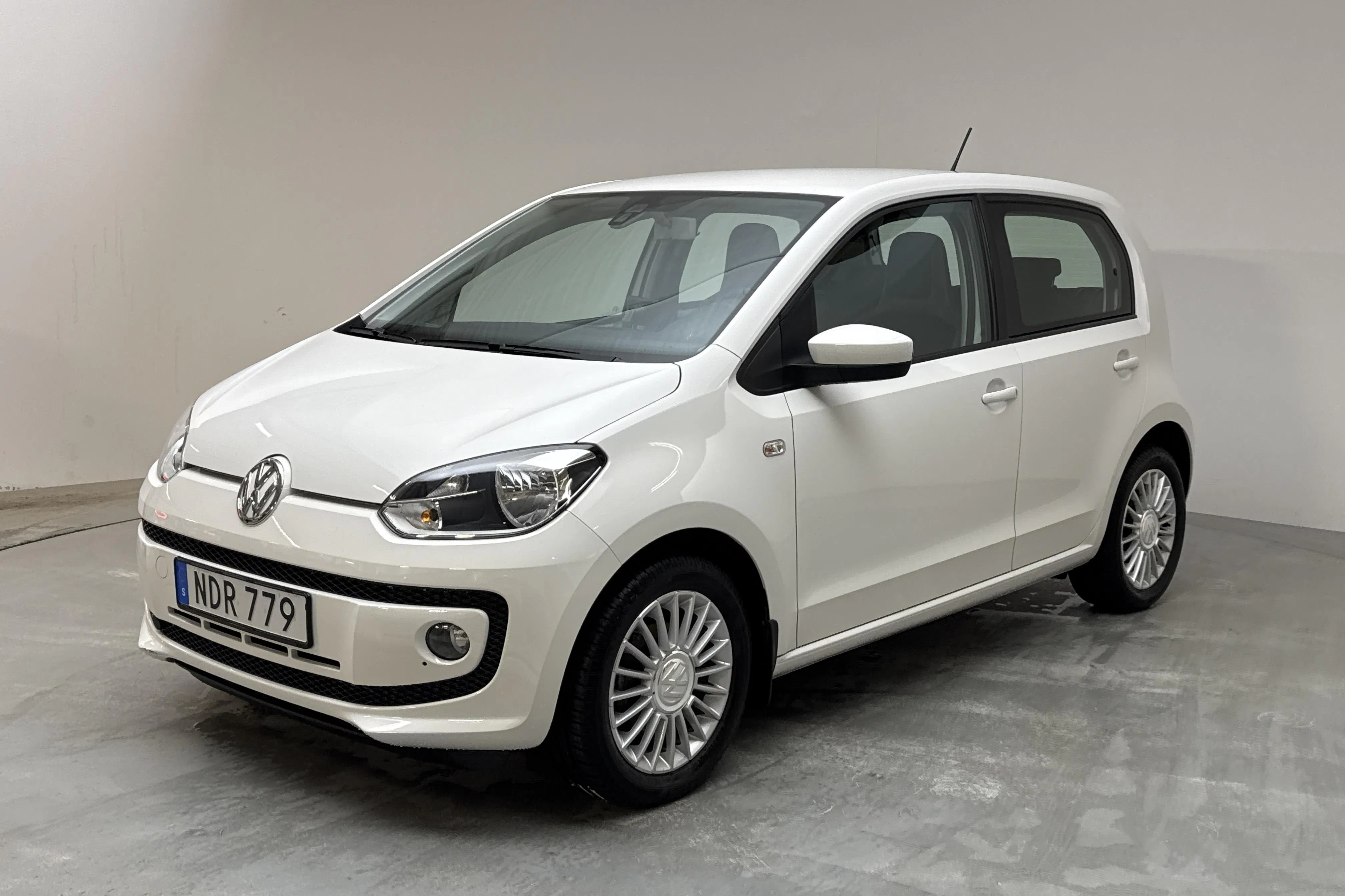 Presentation photo 1 of 13: VW up! 1.0 5dr CNG (68hk) - 26 700 km - Manual - white - 2016