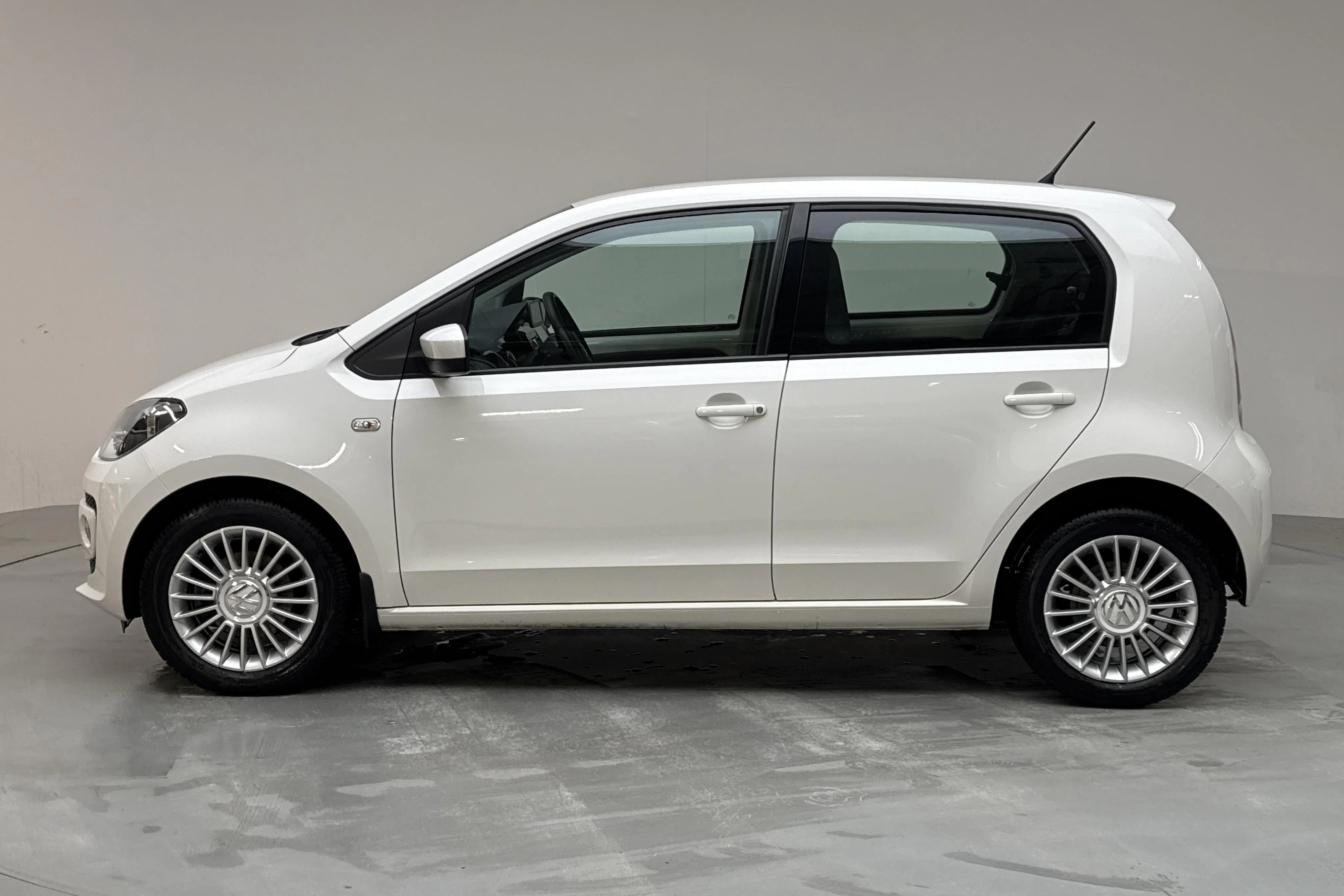 Presentation photo 2 of 13: VW up! 1.0 5dr CNG (68hk) - 26 700 km - Manual - white - 2016