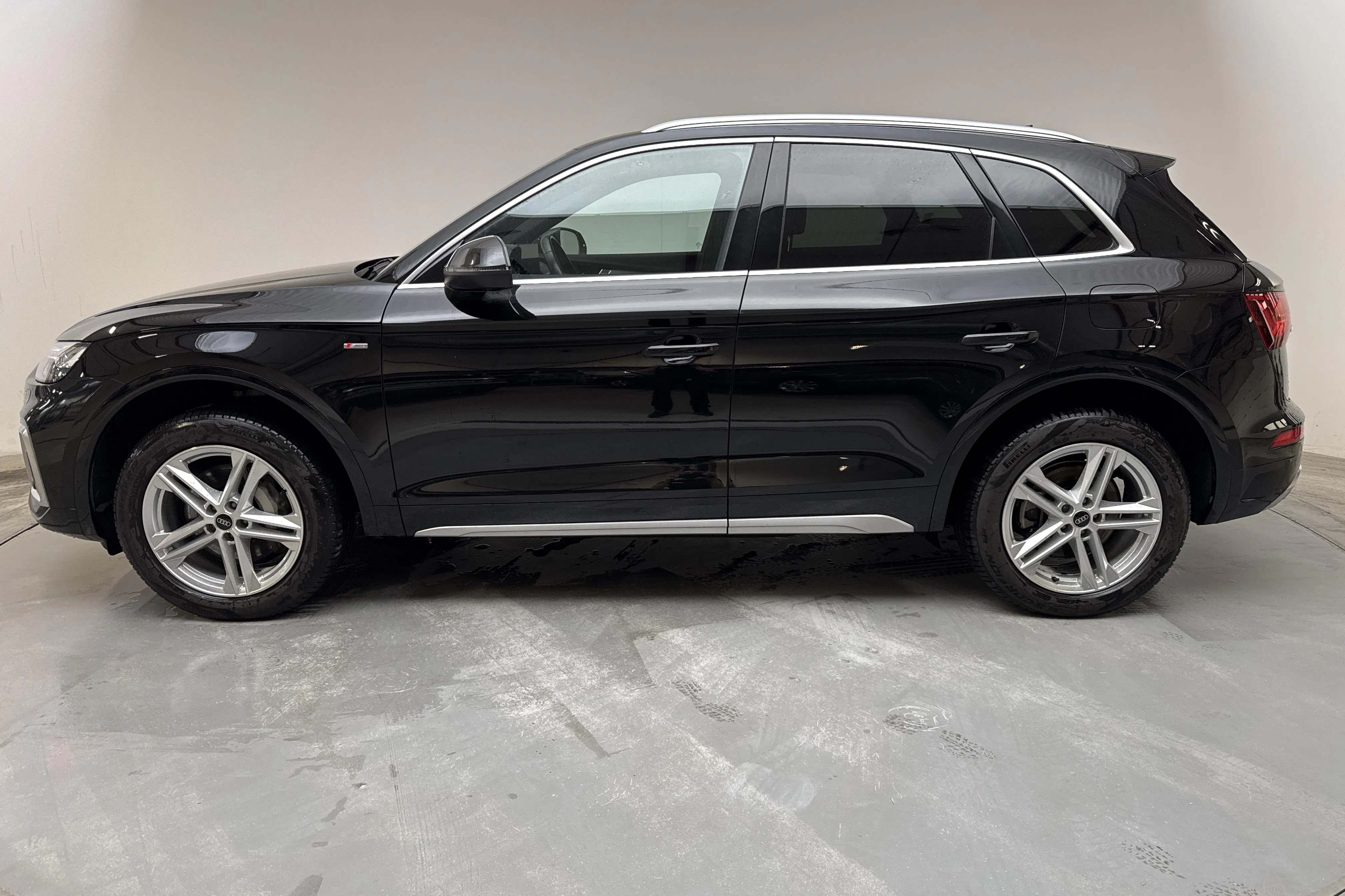 Presentationsfoto 2 av 15: Audi Q5 55 TFSI e quattro (367hk) - 11 555 mil - Automat - svart - 2023