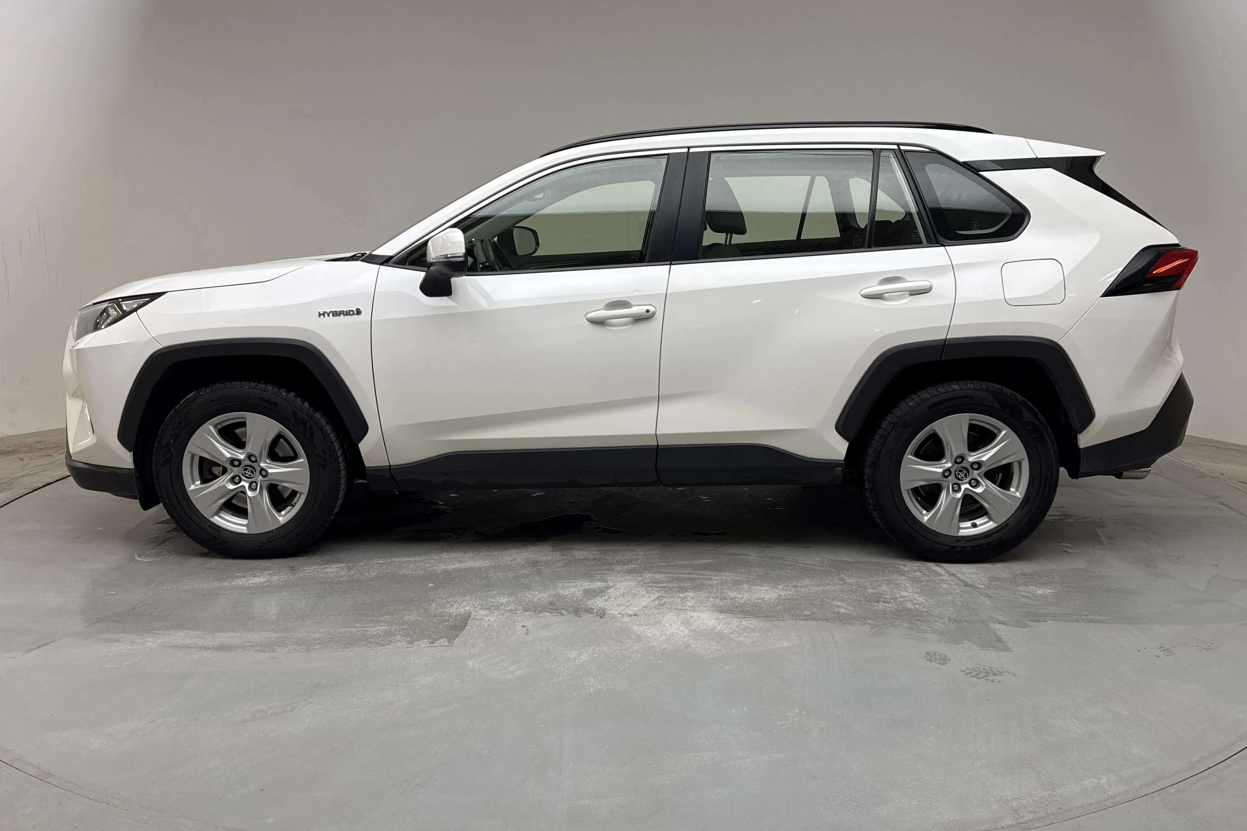 Presentationsfoto 2 av 13: Toyota RAV4 2.5 HSD AWD (222hk) - 17 372 mil - Automat - vit - 2021