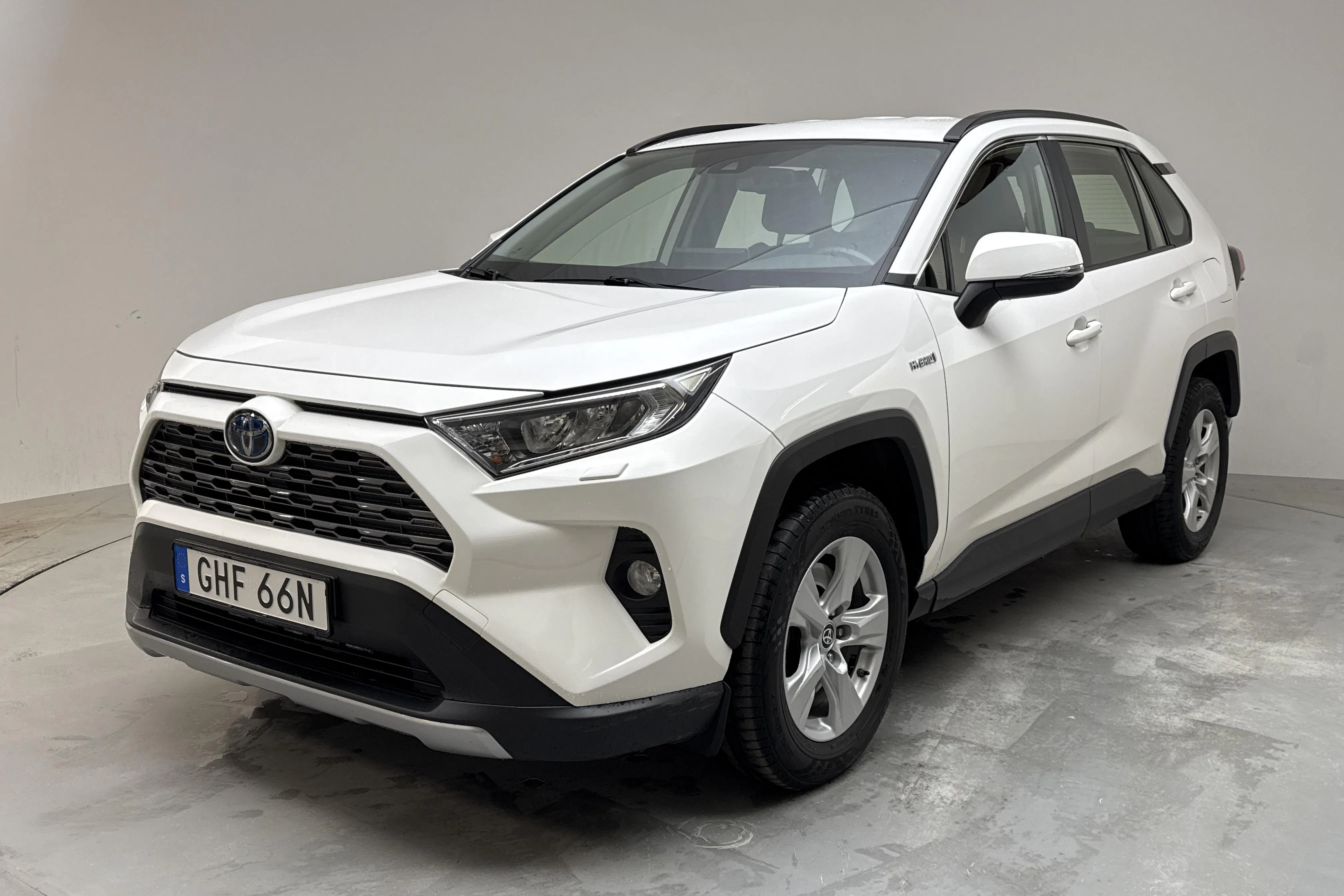 Presentationsfoto 1 av 13: Toyota RAV4 2.5 HSD AWD (222hk) - 17 372 mil - Automat - vit - 2021