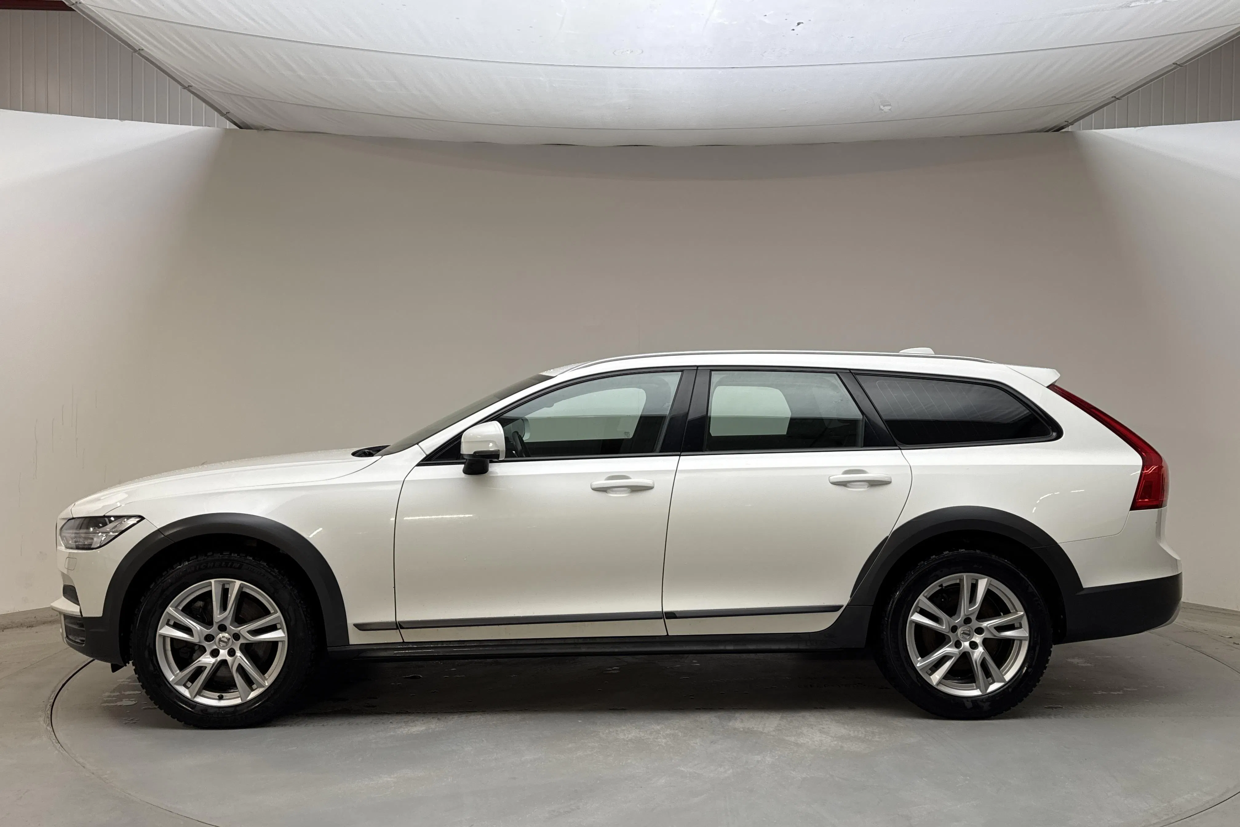 Presentationsfoto 2 av 14: Volvo V90 D4 Cross Country AWD (190hk) - 24 868 mil - Automat - vit - 2019