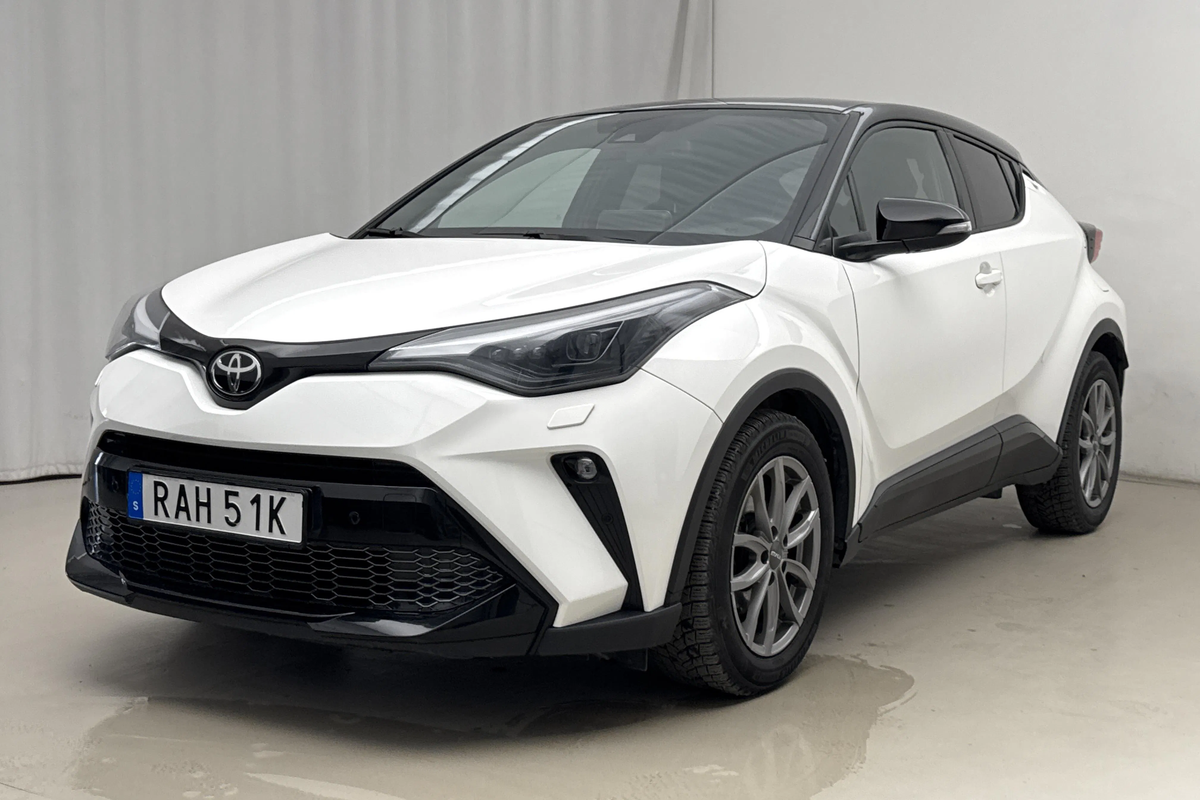 Zdjęcie prezentacyjne 1 z 22: Toyota C-HR 2.0 HSD (184hk) - 90 730 km - Automatyczna - biały - 2023