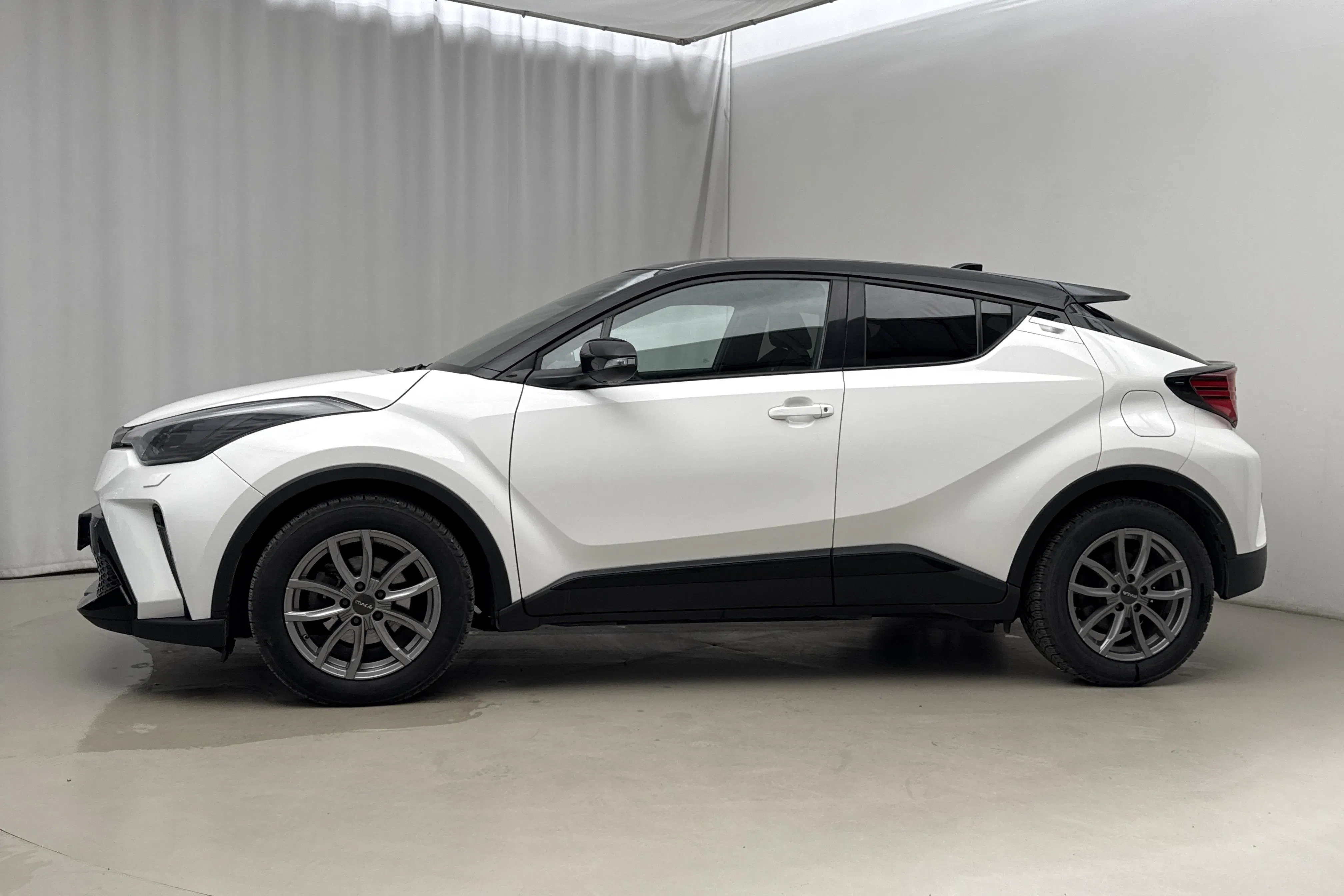 Zdjęcie prezentacyjne 2 z 22: Toyota C-HR 2.0 HSD (184hk) - 90 730 km - Automatyczna - biały - 2023
