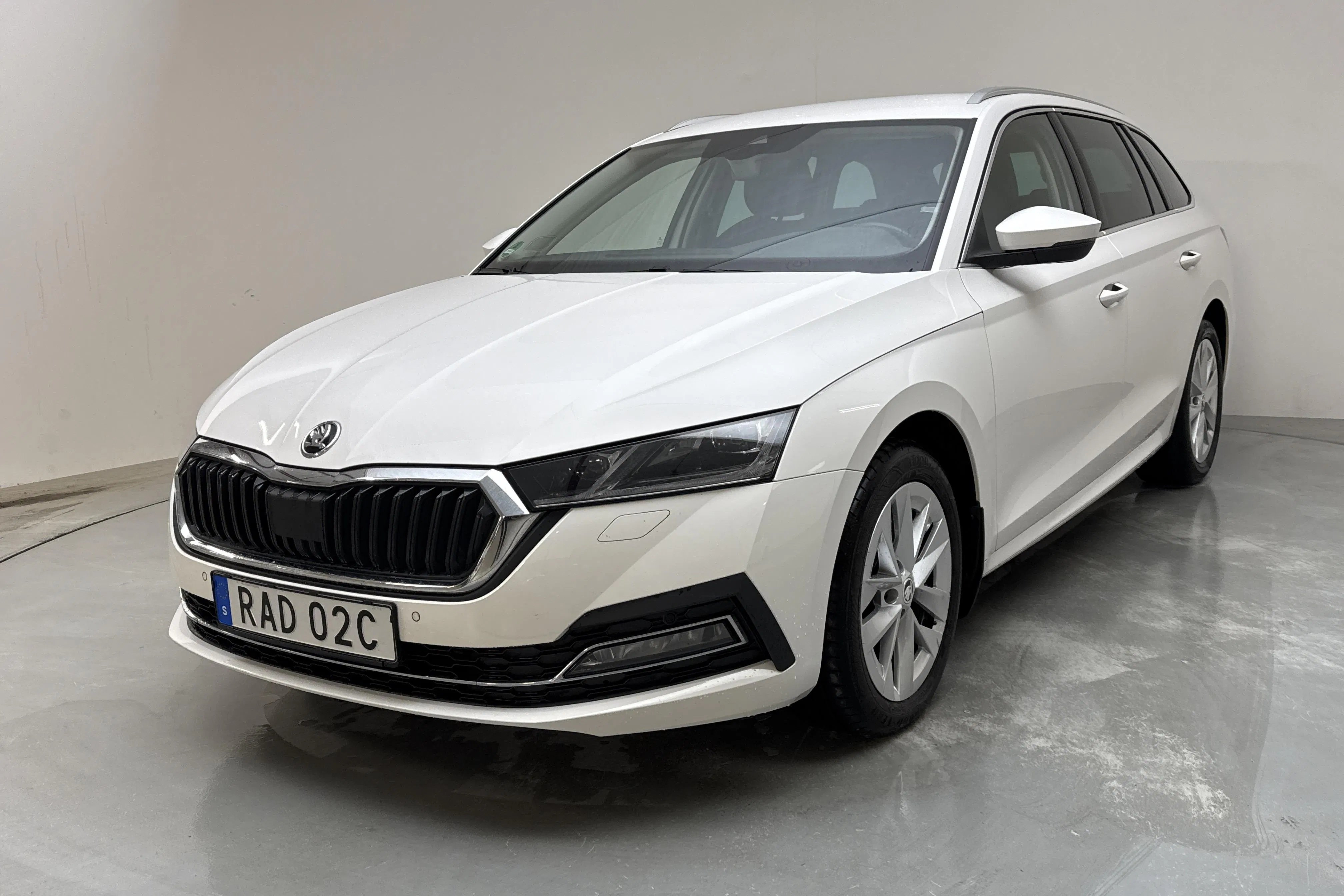 Presentationsfoto 1 av 14: Skoda Octavia 2.0 TDI Combi (150hk) - 15 748 mil - Automat - vit - 2023