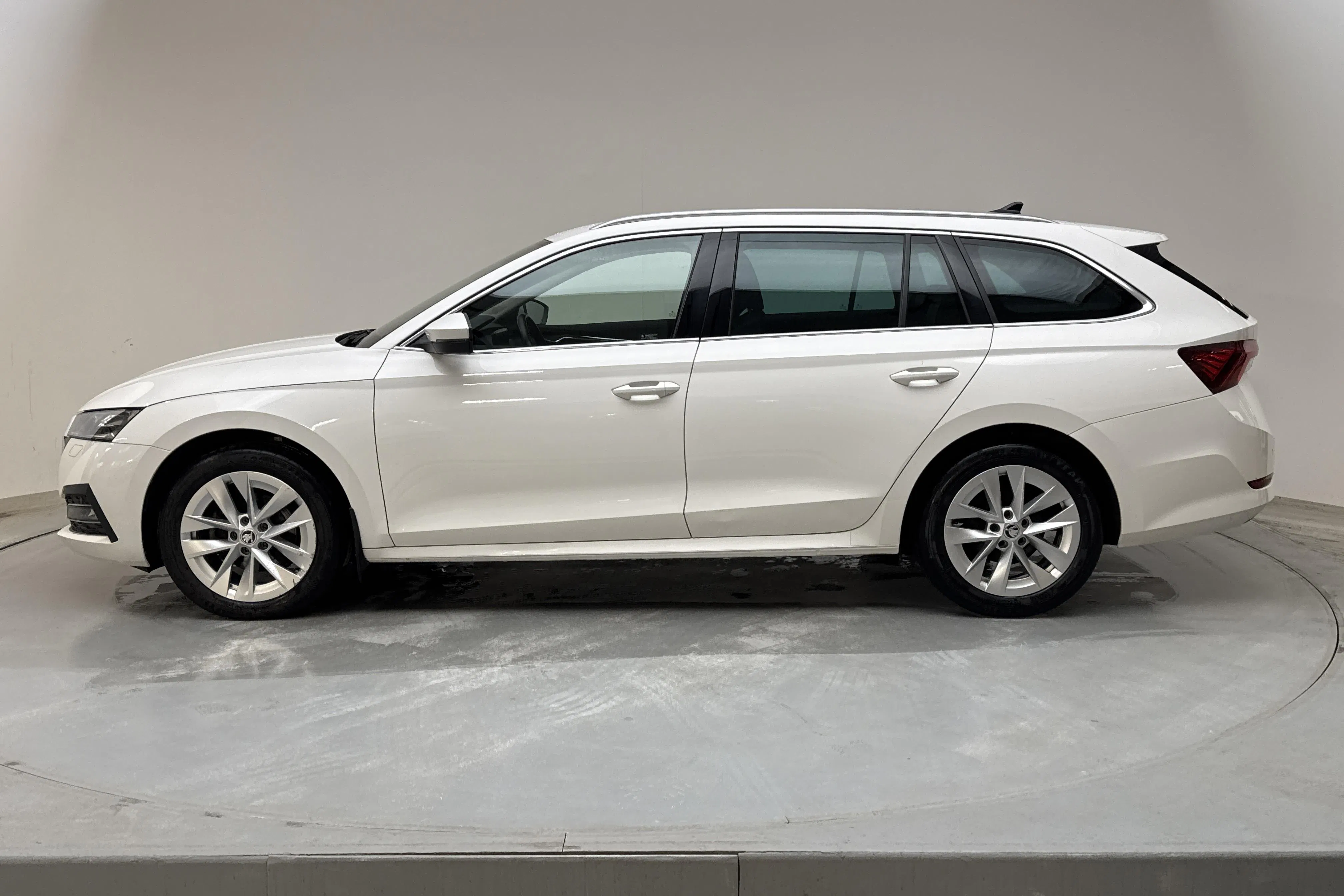 Presentationsfoto 2 av 14: Skoda Octavia 2.0 TDI Combi (150hk) - 15 748 mil - Automat - vit - 2023