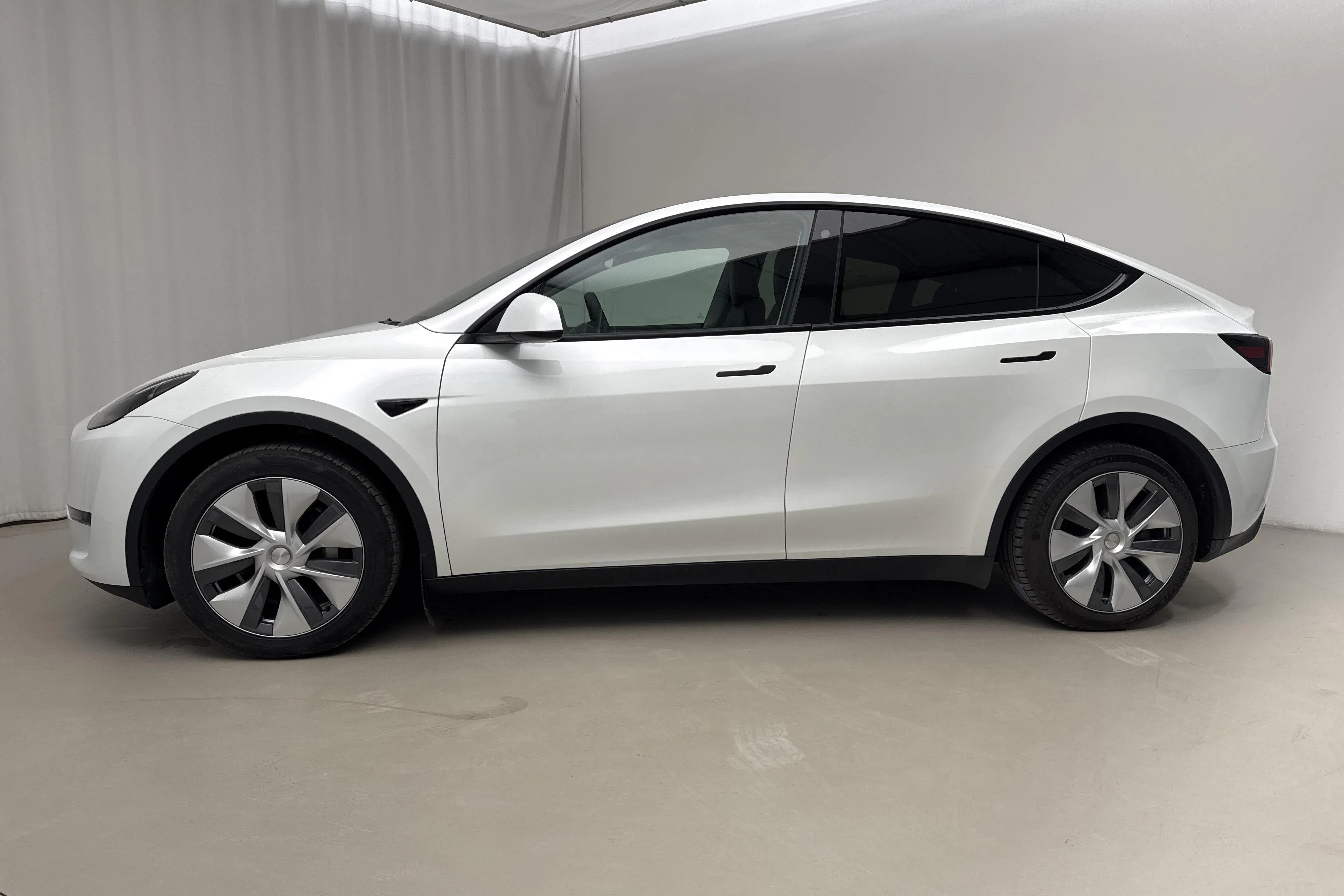 Esitlusfoto 2 aadressil 24: Tesla Model Y Long Range Dual Motor AWD - 78 390 km - Automaatne - valge - 2023