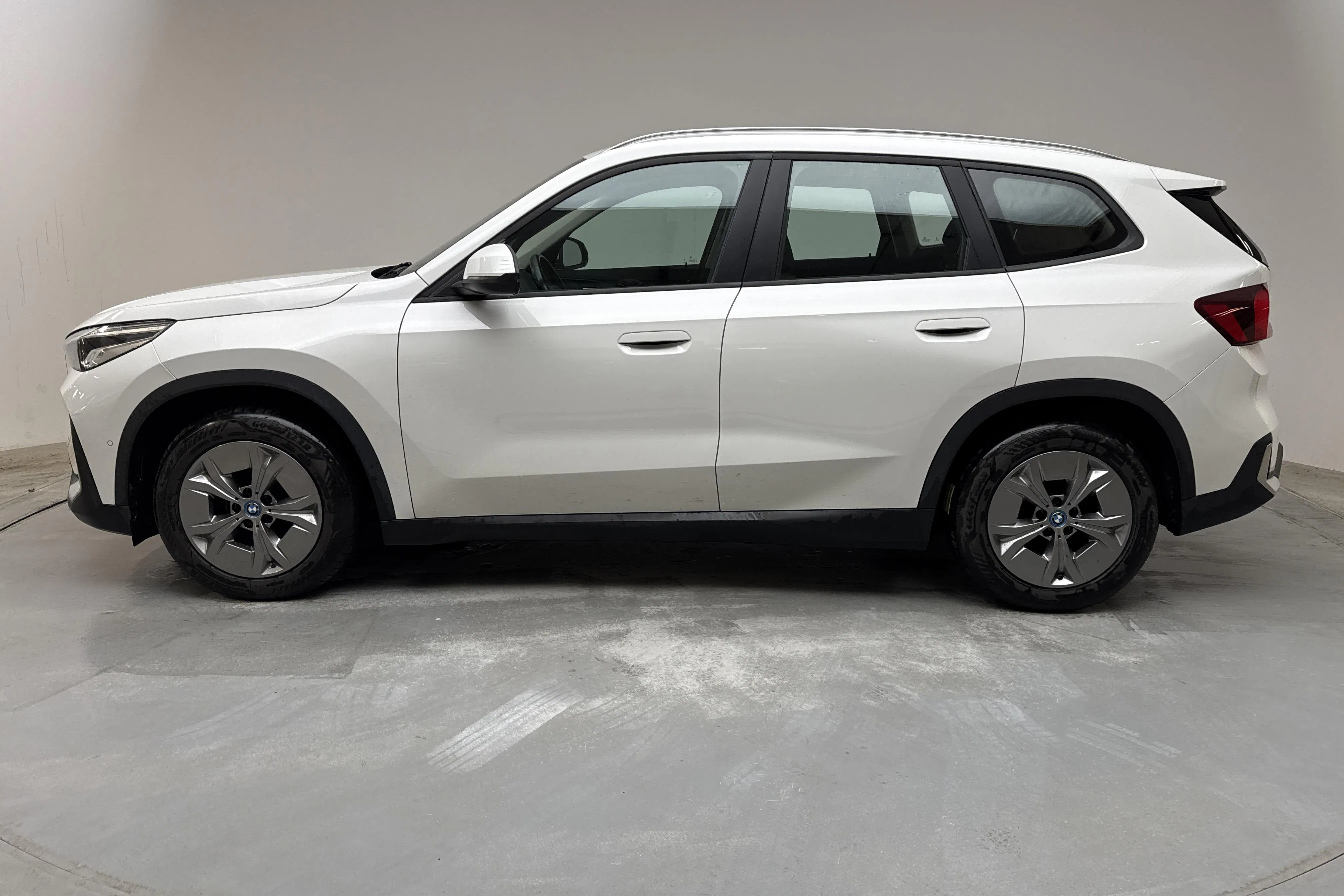 Presentationsfoto 2 av 20: BMW iX1 xDrive30, U11 (313hk) - 9 702 mil - Automat - vit - 2023