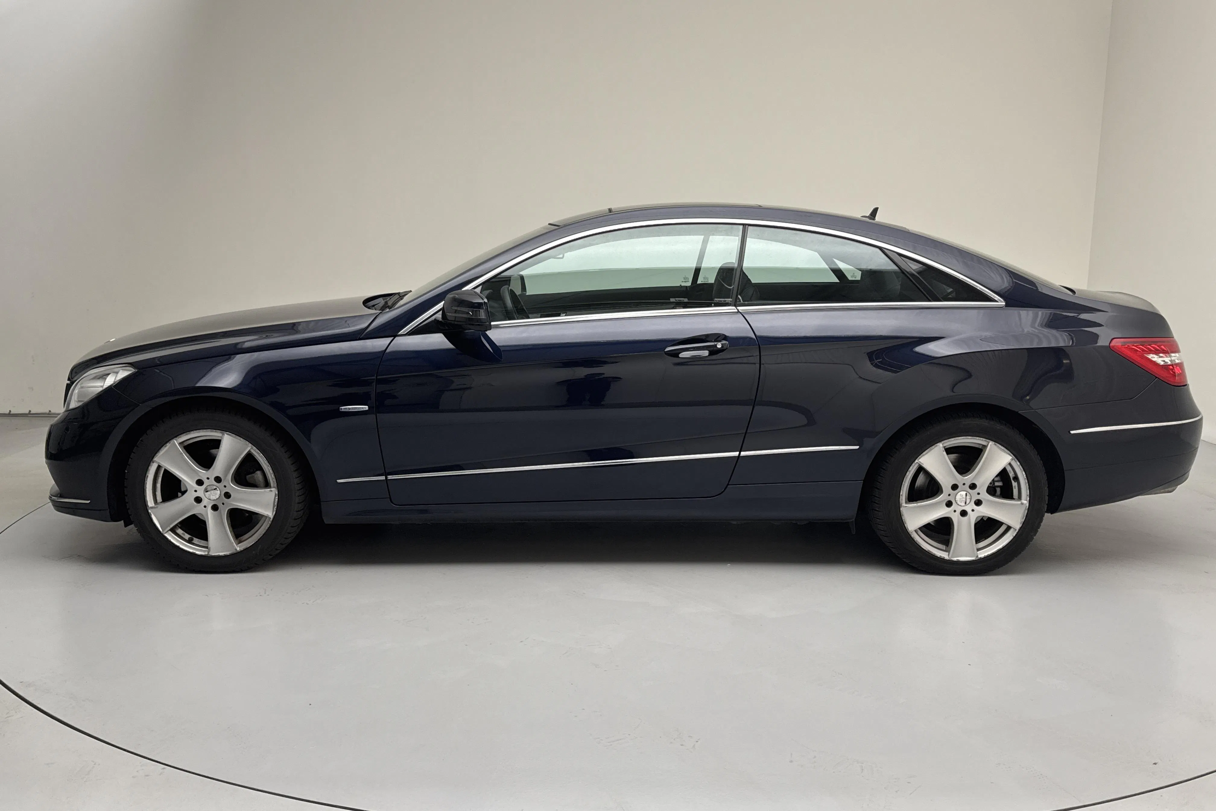 Presentationsfoto 2 av 11: Mercedes E 250 Coupé C207 (204hk) - 8 554 mil - Automat - Dark Blue - 2012