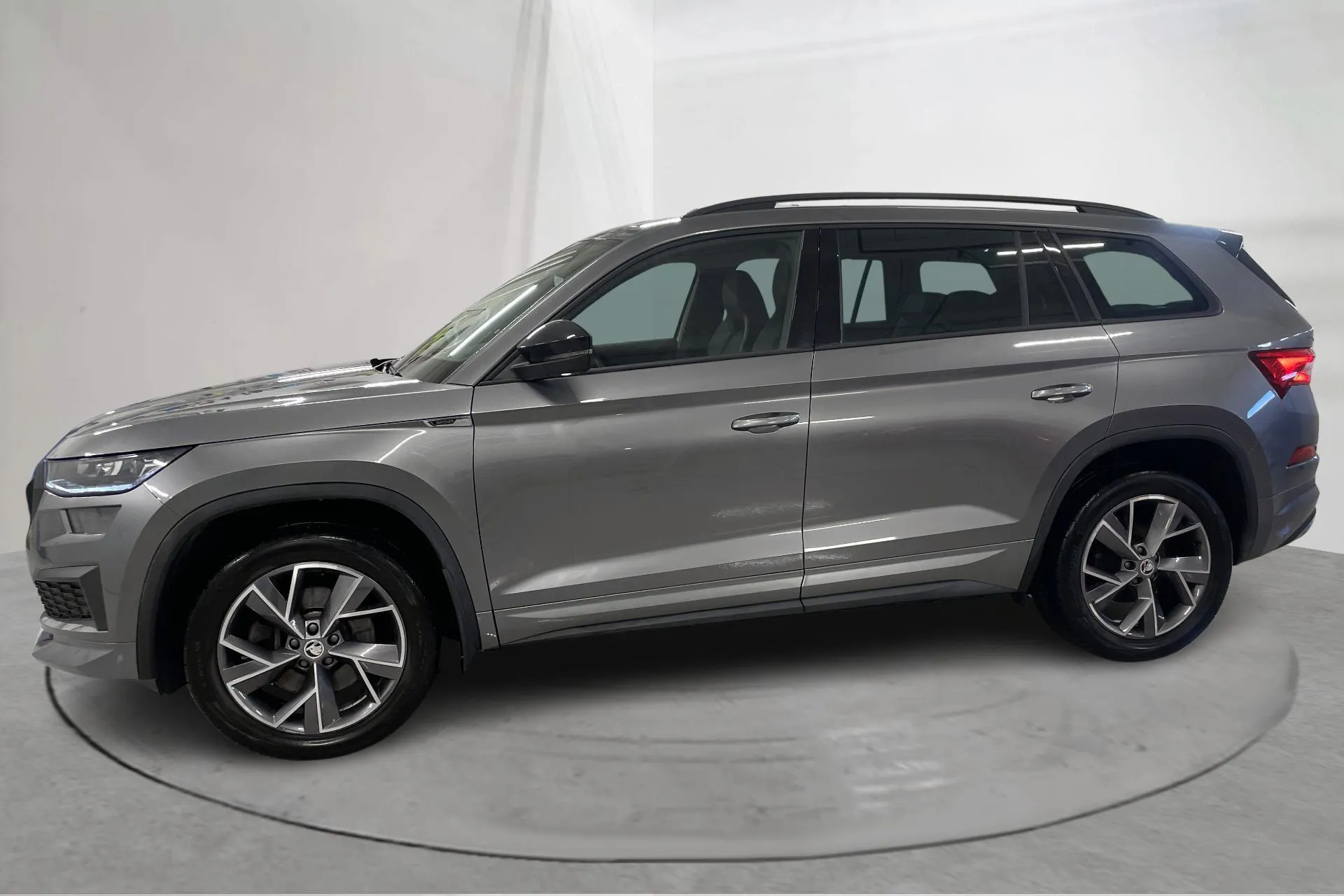Zdjęcie prezentacyjne 2 z 21: Skoda Kodiaq 2.0 TDI 4X4 (200hk) - 46 170 km - Automatyczna - szary - 2023