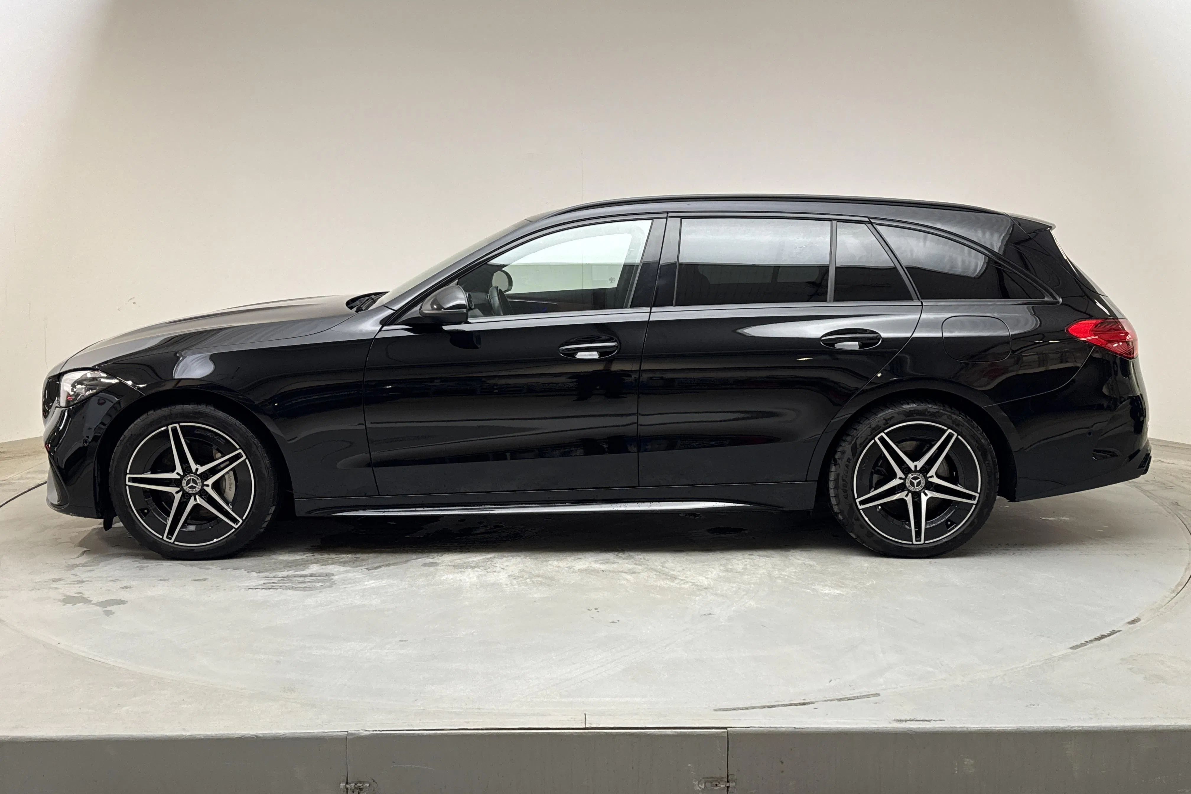 Presentation photo 2 of 19: Mercedes C 300 e Kombi S206 (333hk) - 115 870 km - Automatic - black - 2023