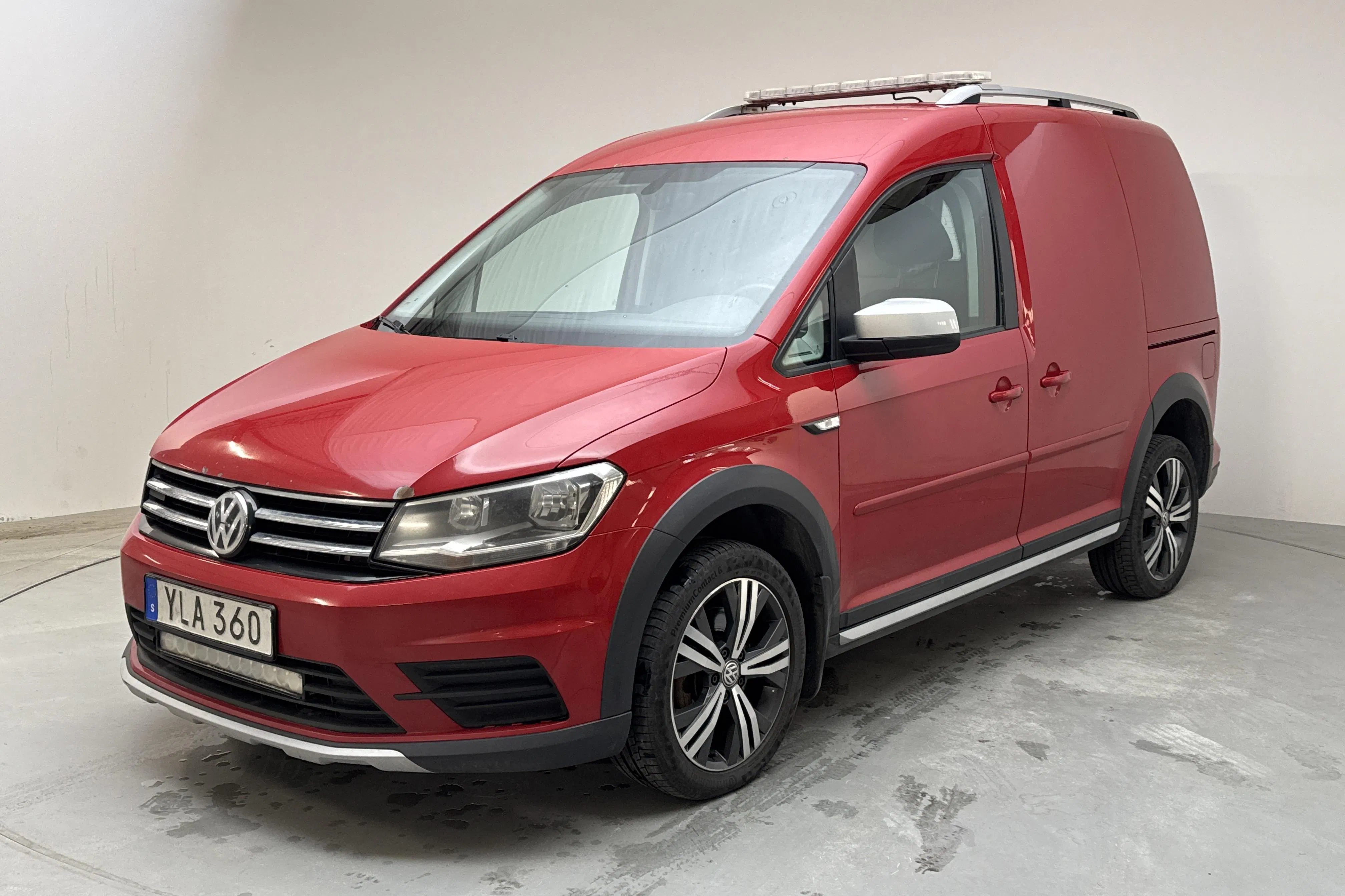 Presentationsfoto 1 av 13: VW Caddy Alltrack 2.0 TDI Skåp 4MOTION (150hk) - 36 689 mil - Automat - röd - 2017