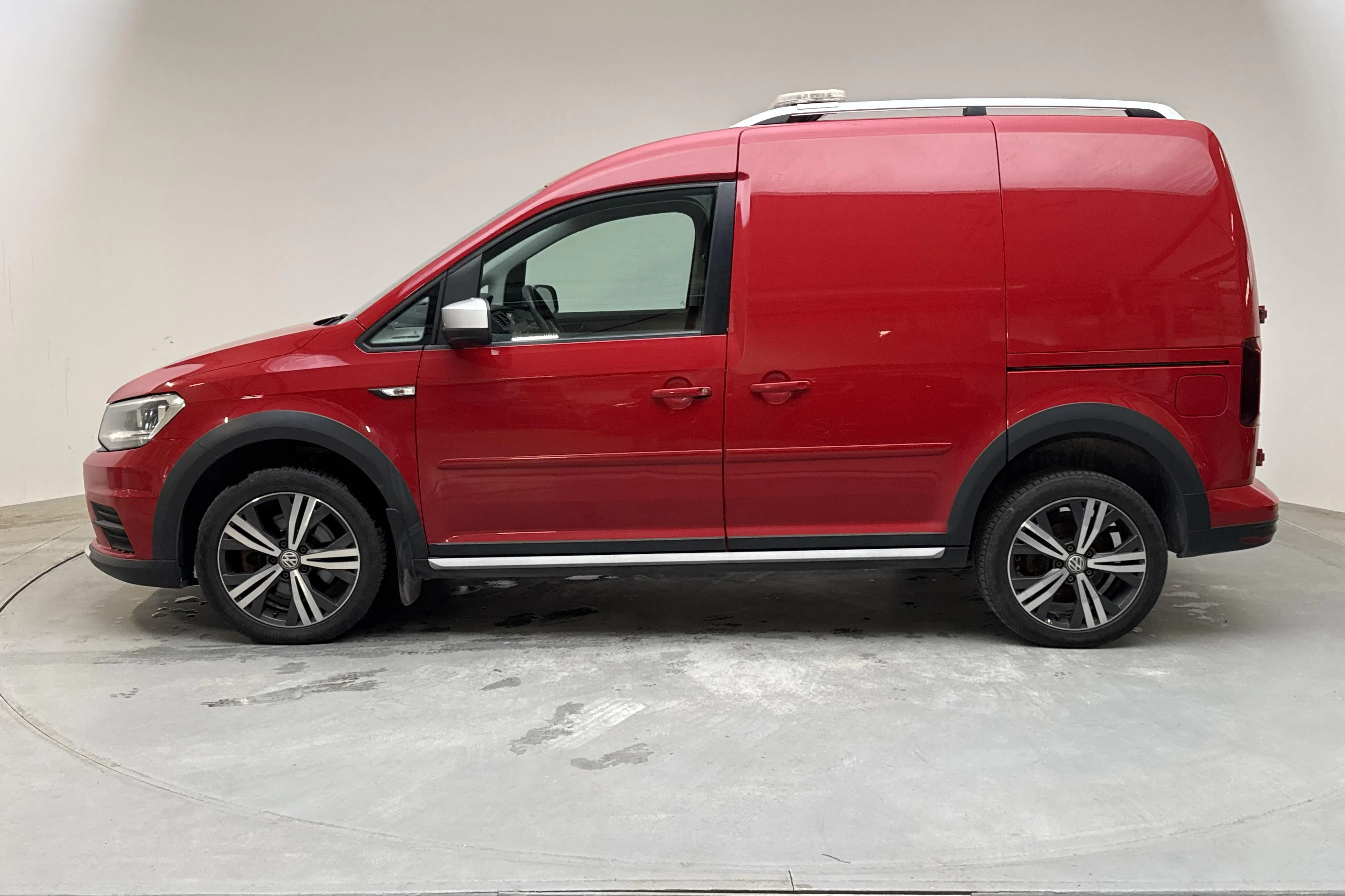Presentationsfoto 2 av 13: VW Caddy Alltrack 2.0 TDI Skåp 4MOTION (150hk) - 36 689 mil - Automat - röd - 2017