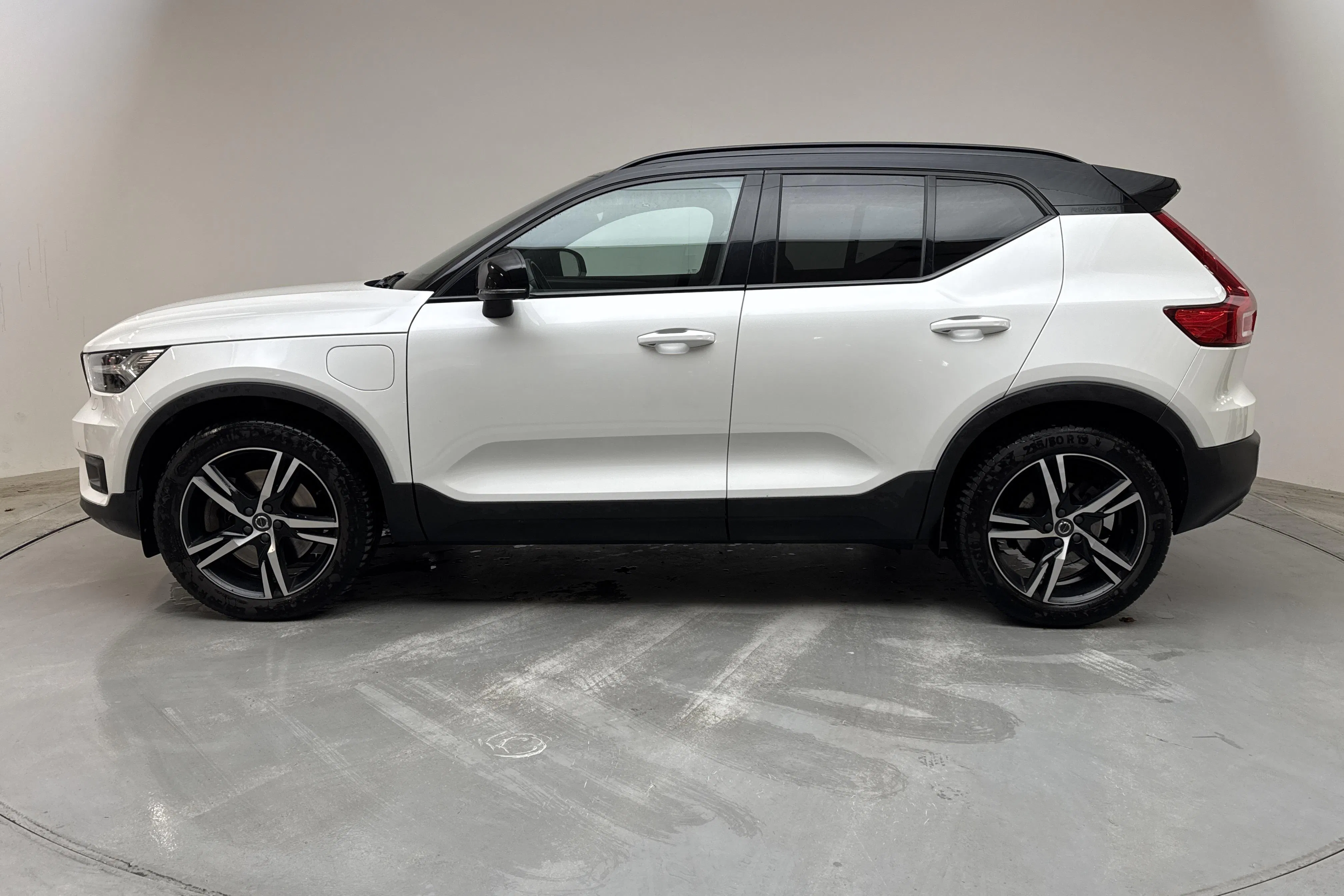 Presentationsfoto 2 av 16: Volvo XC40 T4 2WD Twin Engine (211hk) - 10 029 mil - Automat - vit - 2021