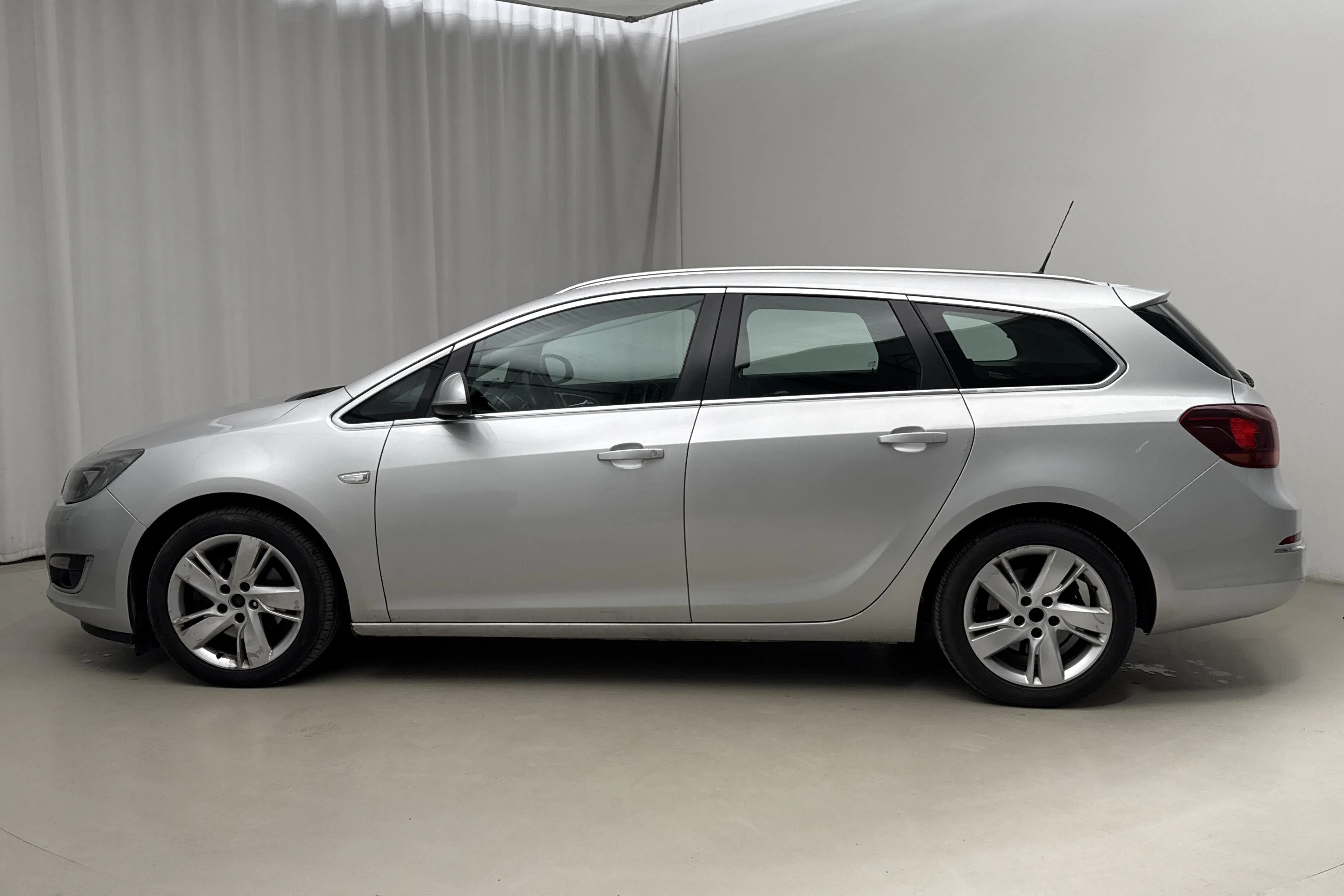 Presentationsfoto 2 av 13: Opel Astra 1.7 CDTI ecoFLEX Sports Tourer (110hk) - 19 624 mil - Manuell - grå - 2013