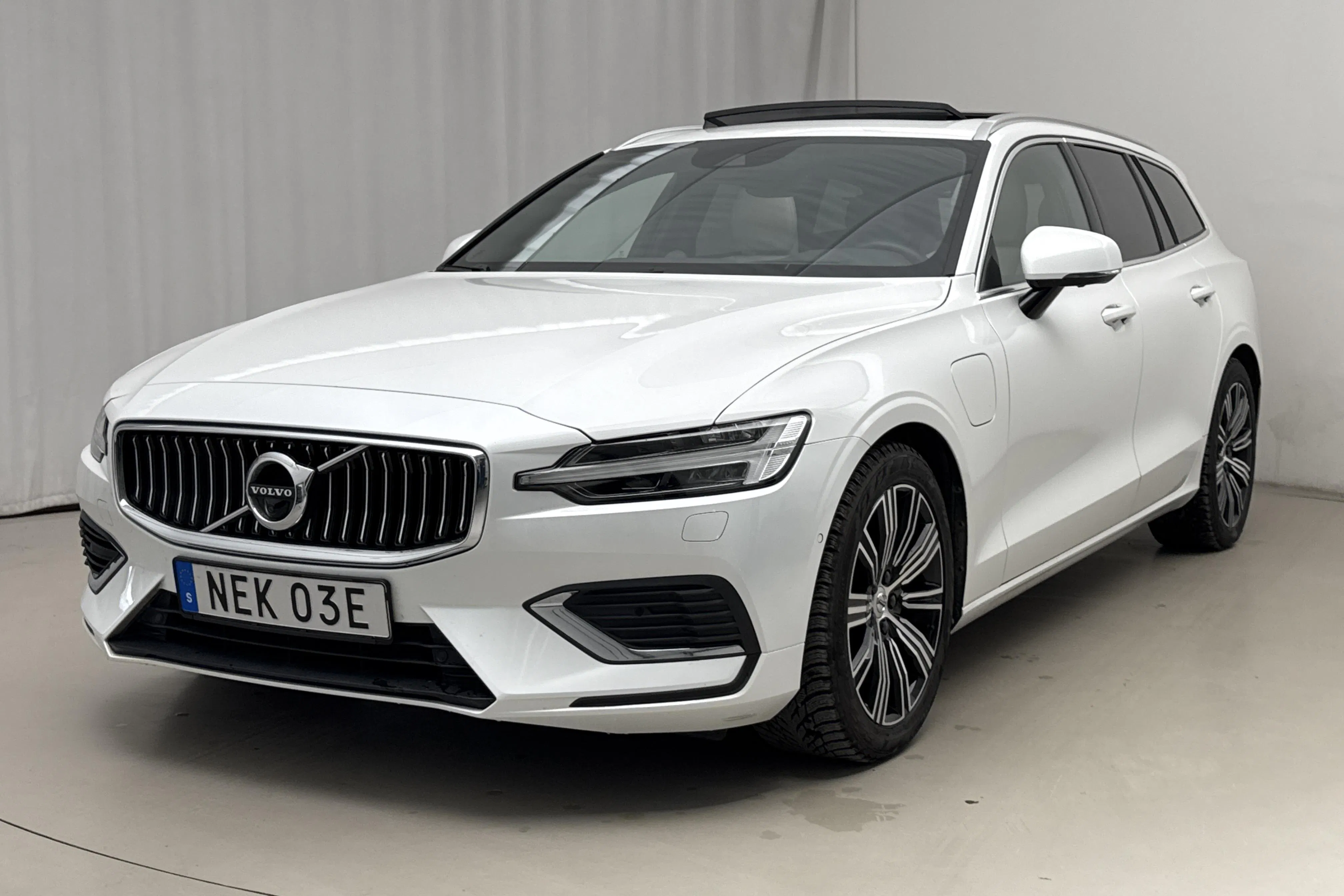 Presentation photo 1 of 31: Volvo V60 T8 AWD Twin Engine (390hk) - 37 850 km - Automatic - white - 2021
