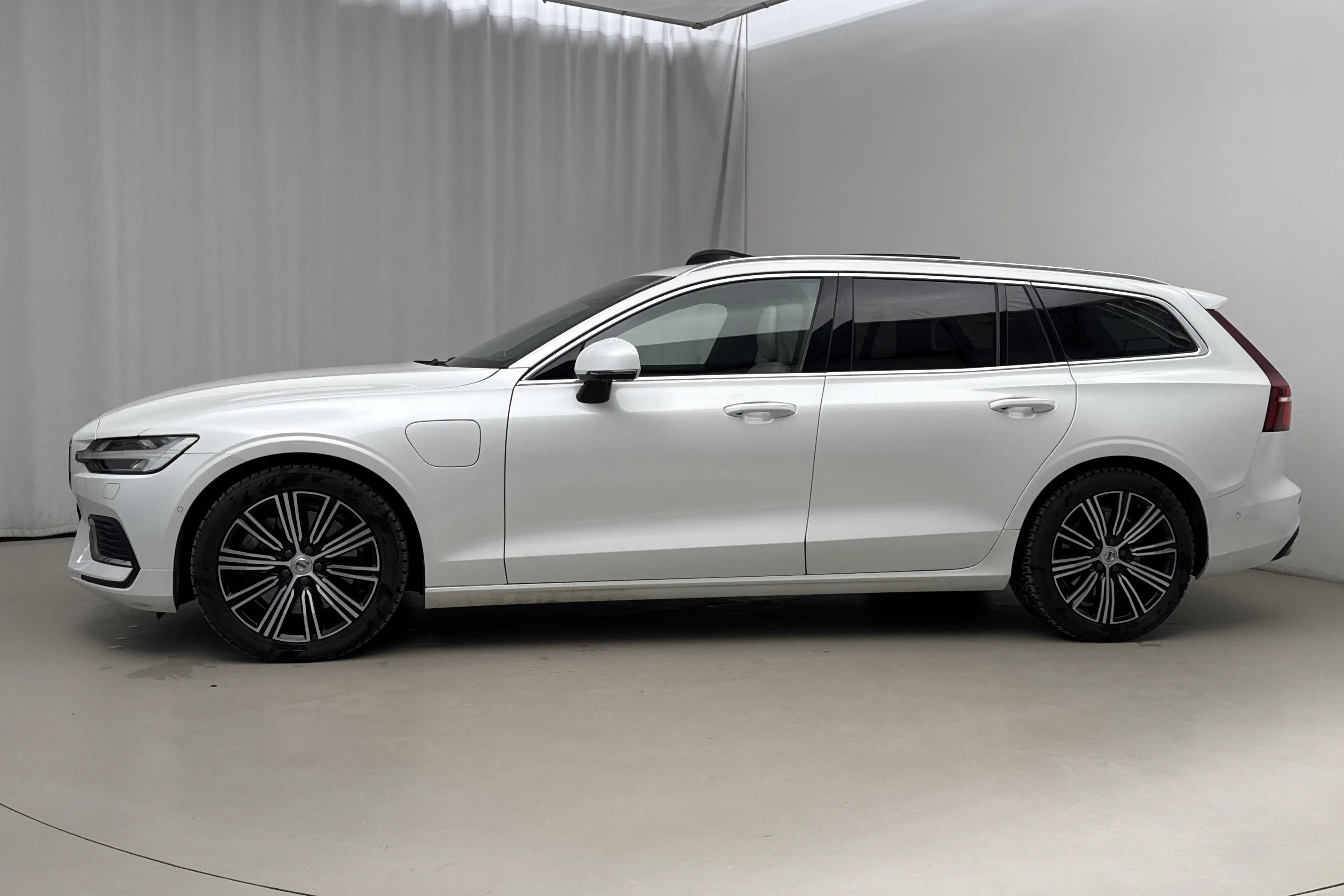 Presentation photo 2 of 31: Volvo V60 T8 AWD Twin Engine (390hk) - 37 850 km - Automatic - white - 2021