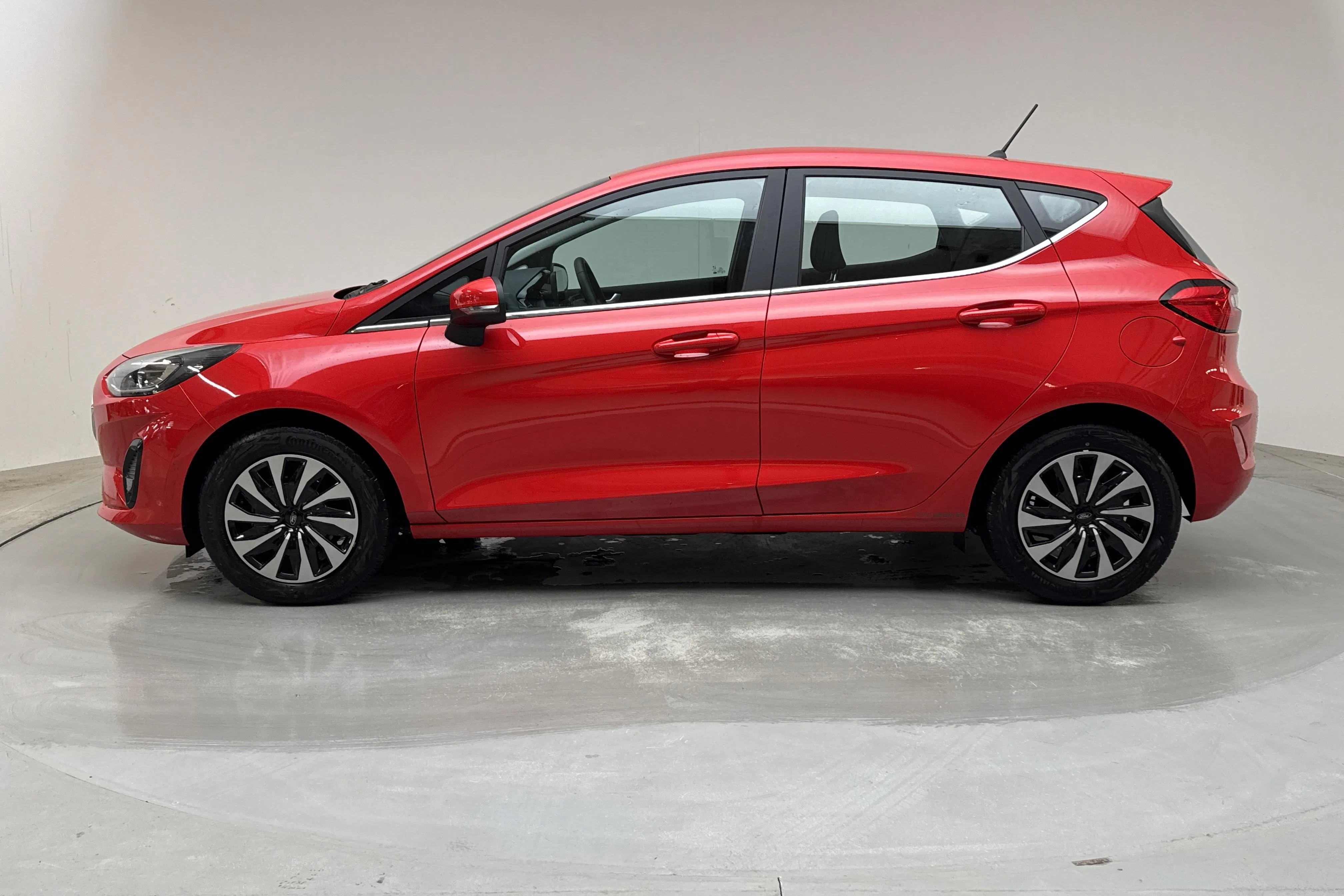 Presentation photo 2 of 12: Ford Fiesta 1.0T E85 EcoBoost 5dr (95hk) - 17 870 km - Manual - red - 2022