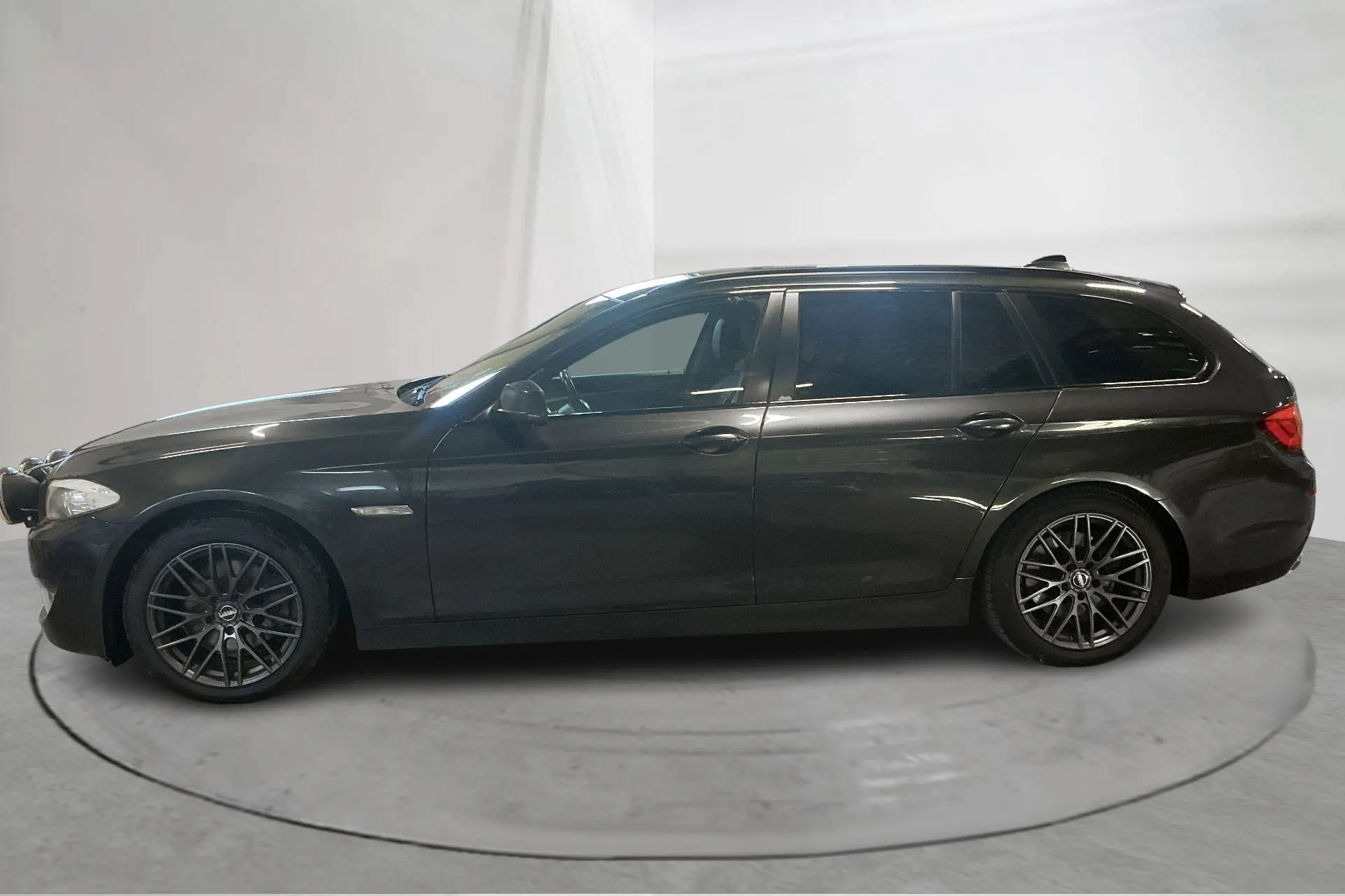 Presentationsfoto 2 av 14: BMW 520d Touring, F11 (184hk) - 23 507 mil - Automat - grå - 2012