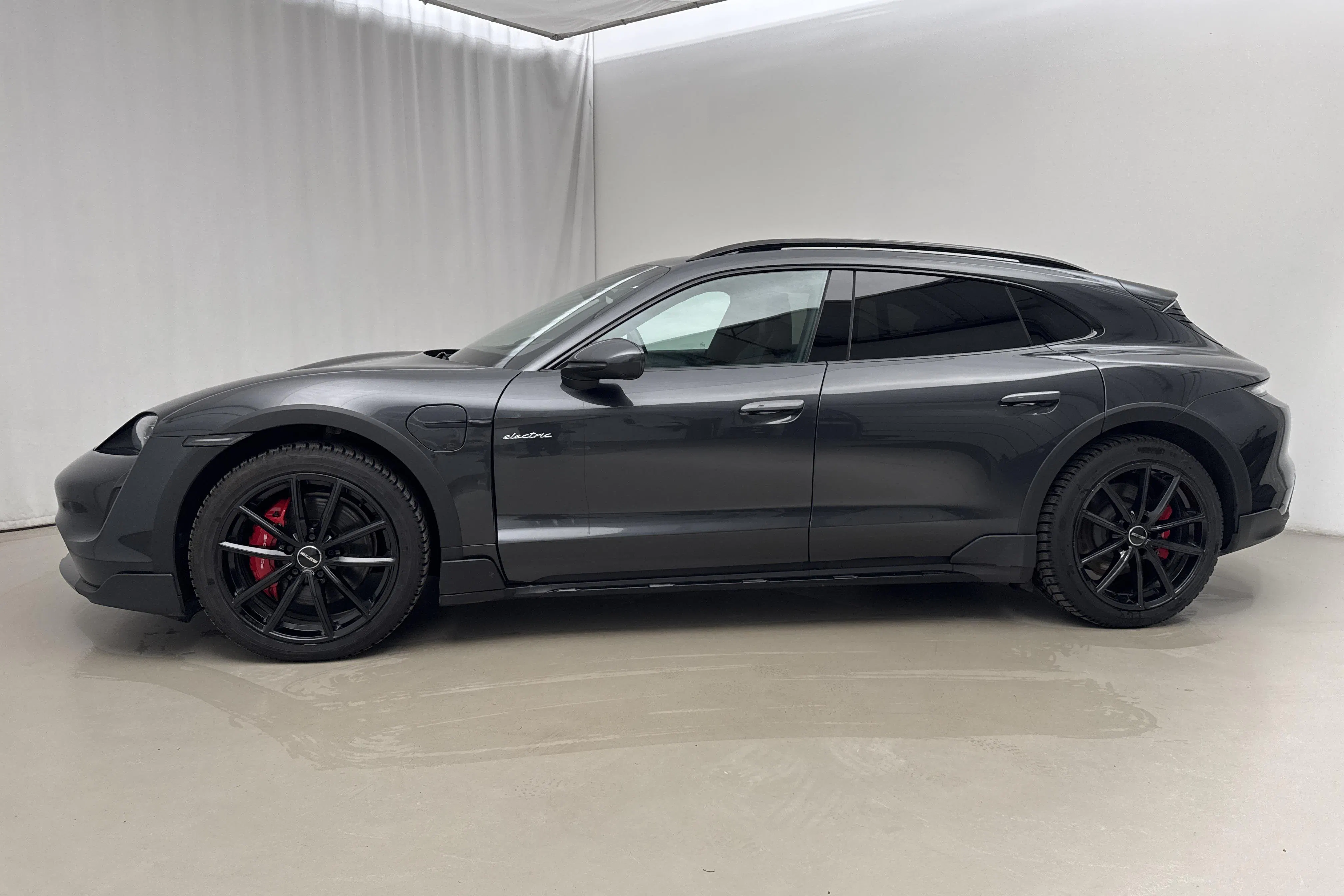 Presentationsfoto 2 av 29: Porsche Taycan 4S Cross Turismo (571hk) - 11 185 mil - Automat - Dark Grey - 2022