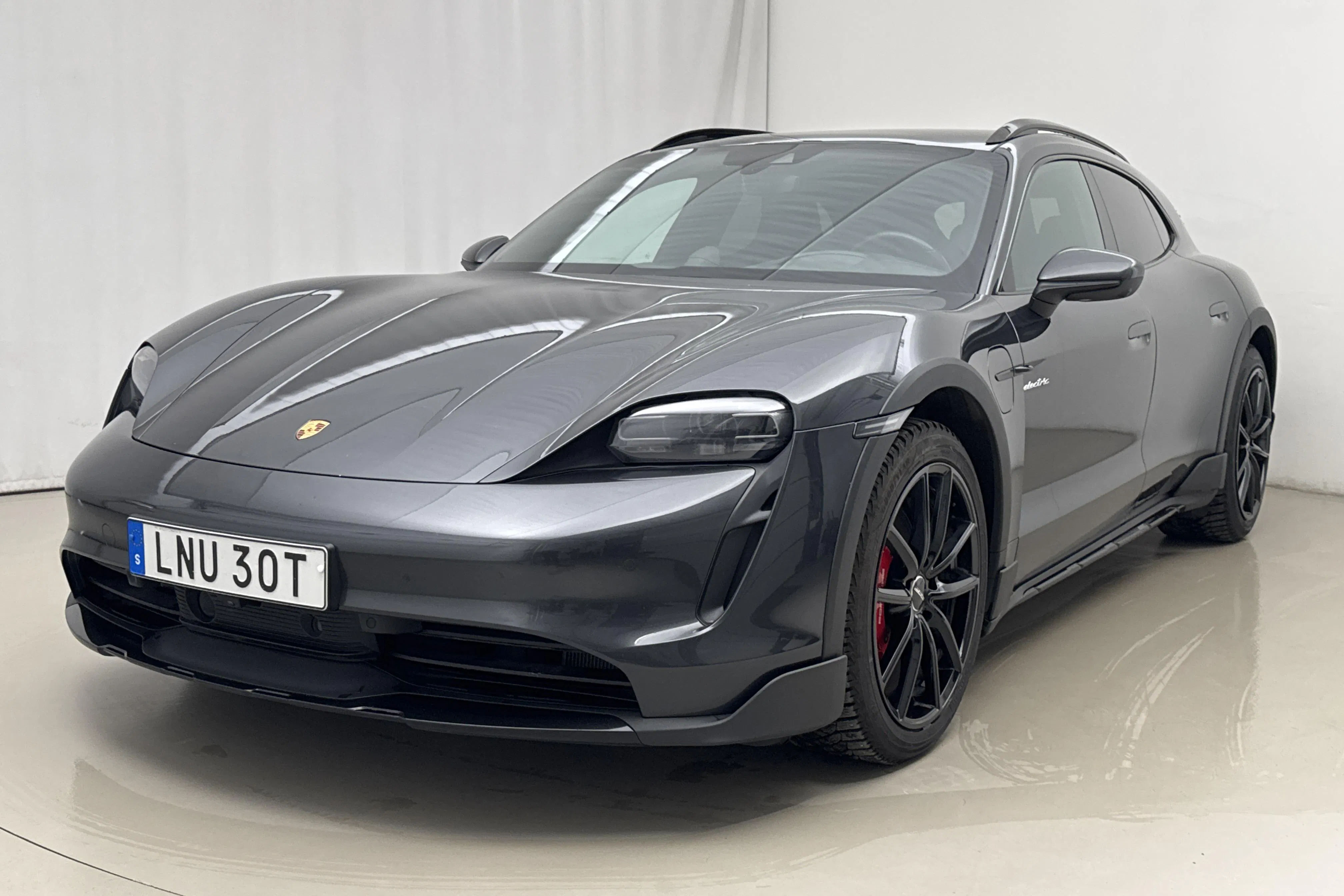 Presentationsfoto 1 av 29: Porsche Taycan 4S Cross Turismo (571hk) - 11 185 mil - Automat - Dark Grey - 2022