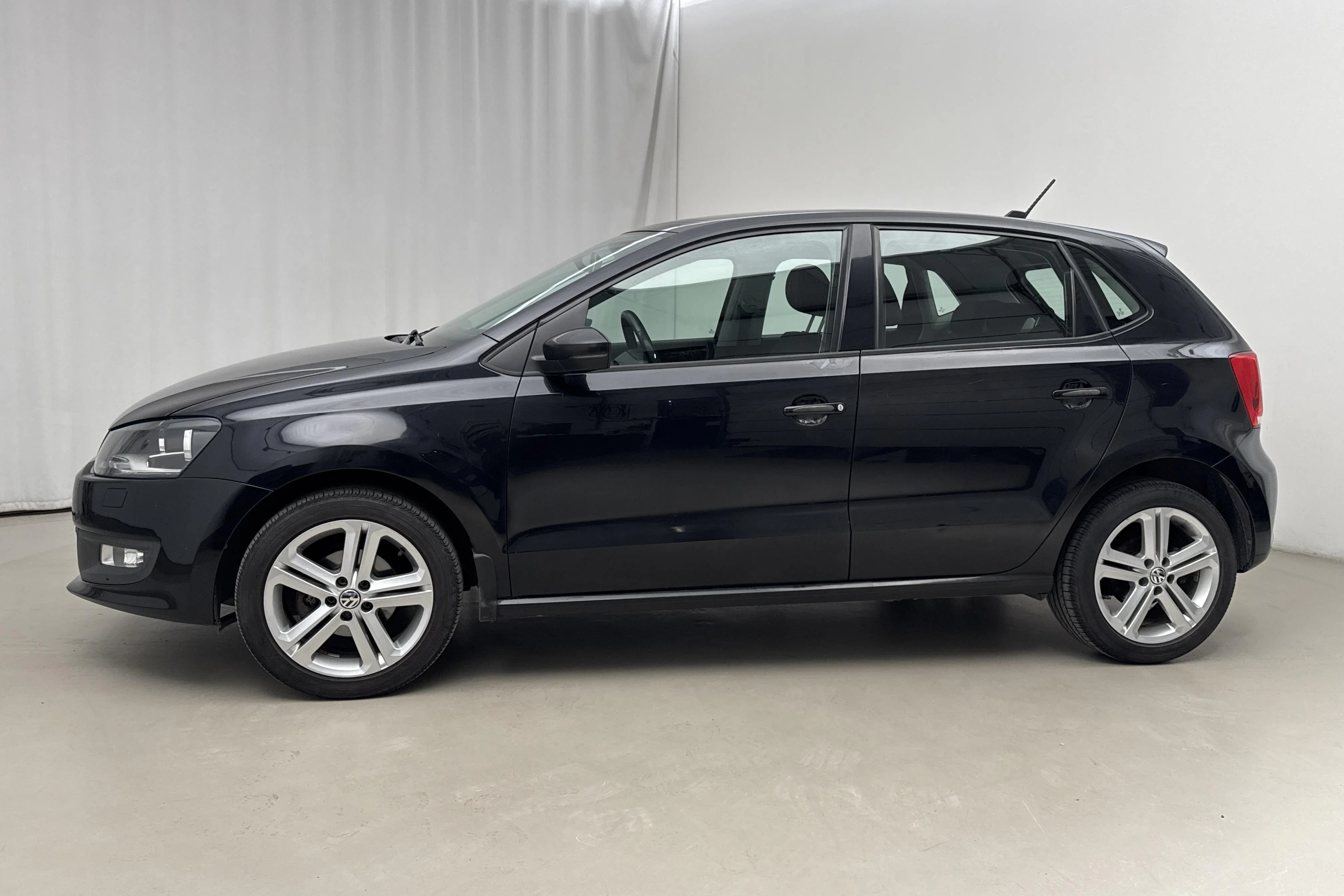 Presentationsfoto 2 av 16: VW Polo 1.4 5dr (85hk) - 13 997 mil - Manuell - svart - 2014