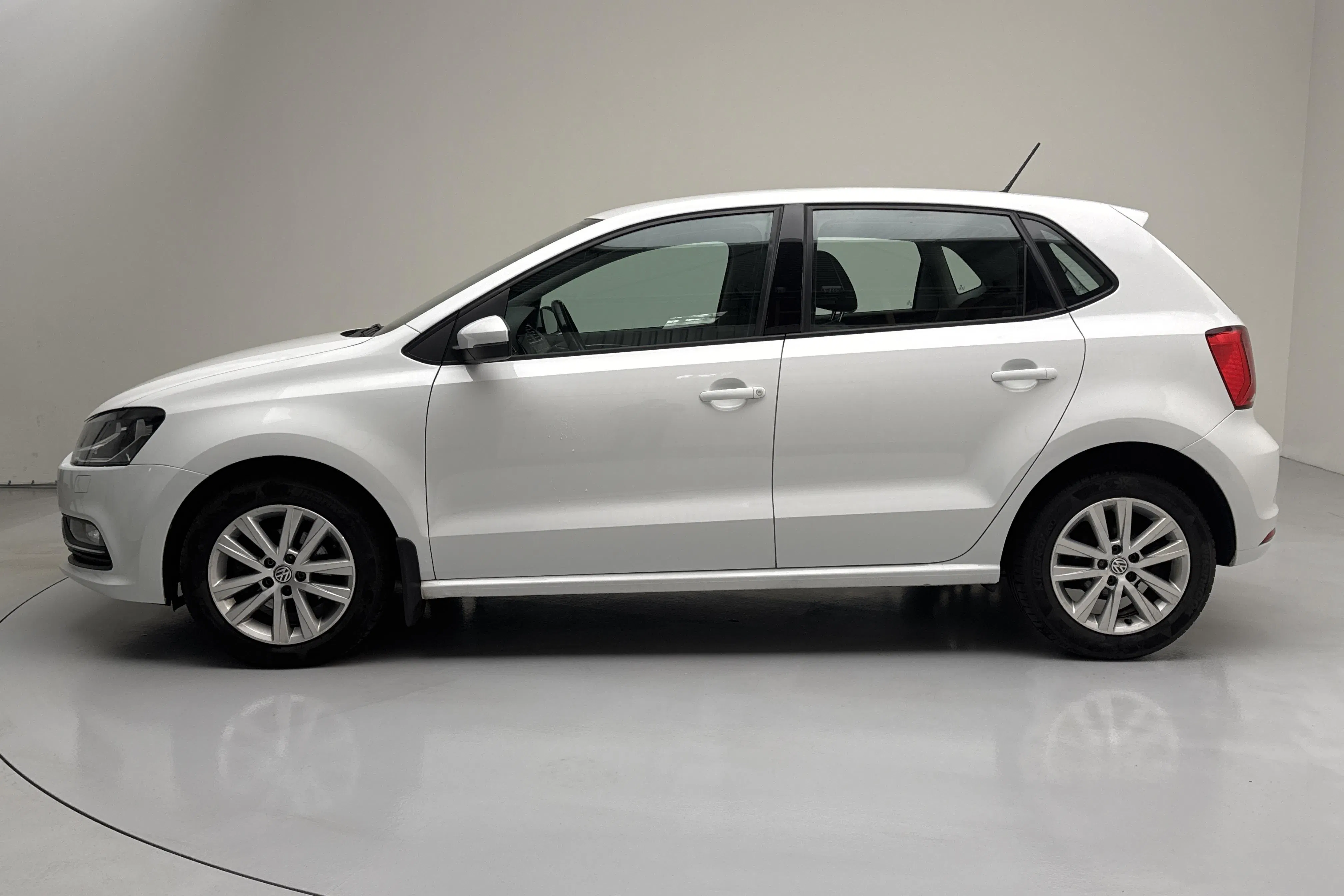 Presentation photo 2 of 12: VW Polo 1.2 TSI 5dr (90hk) - 109 120 km - Manual - white - 2017