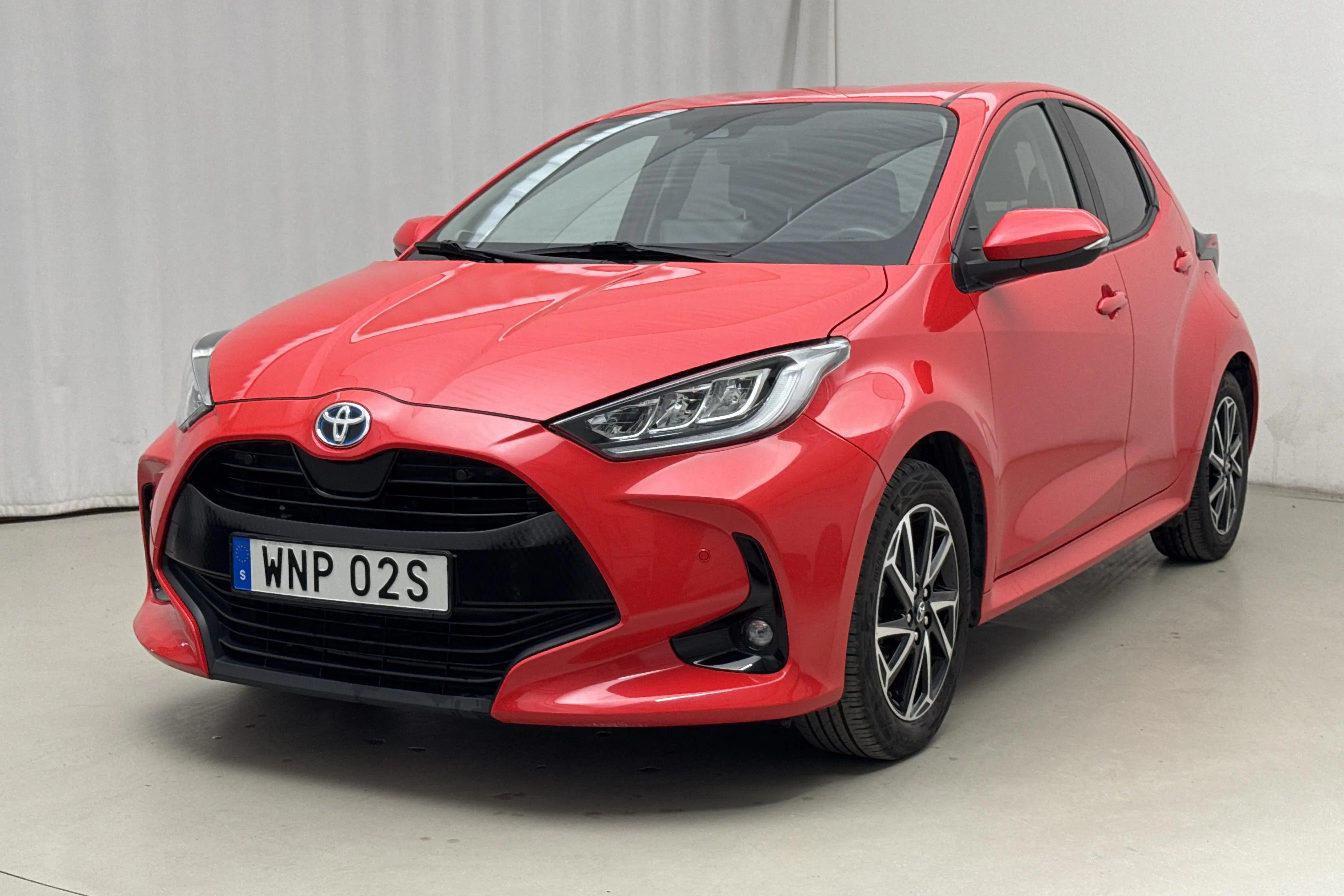 Presentationsfoto 1 av 16: Toyota Yaris 1.5 Hybrid 5dr (116hk) - 2 415 mil - Automat - röd - 2022