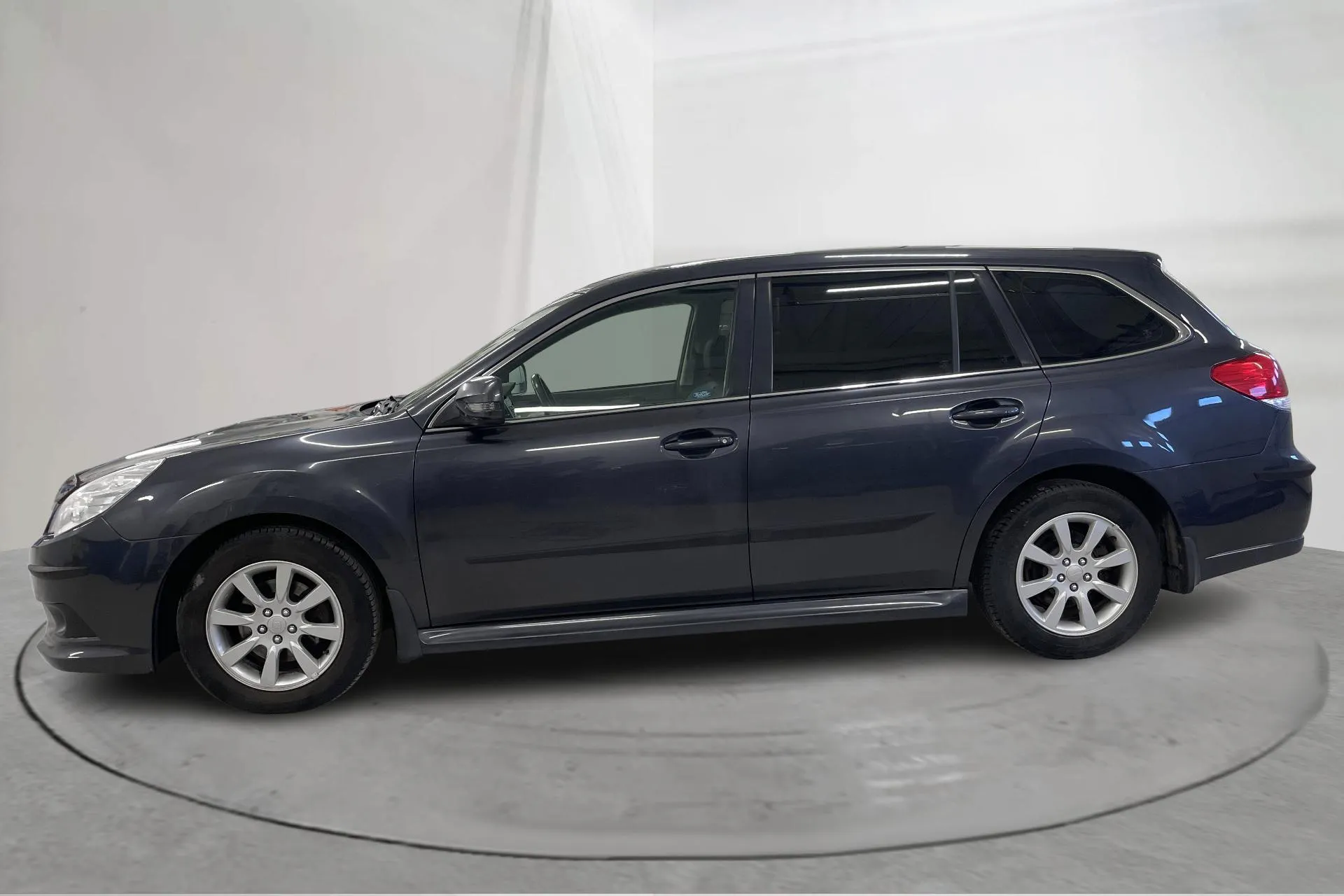 Presentationsfoto 2 av 15: Subaru Legacy 2.0D Station (150hk) - 14 372 mil - Manuell - Dark Grey - 2011
