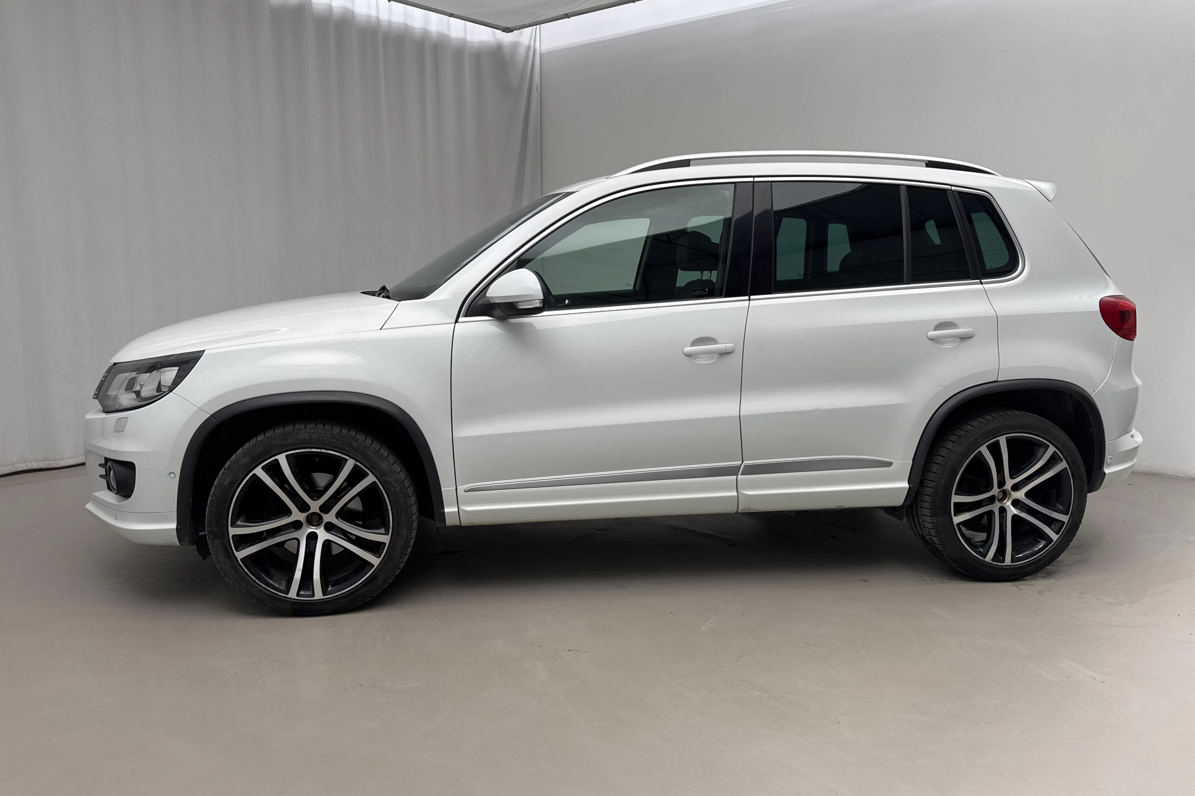 Presentationsfoto 2 av 20: VW Tiguan 2.0 TDI 4MOTION BlueMotion Technology (184hk) - 16 844 mil - Automat - vit - 2016