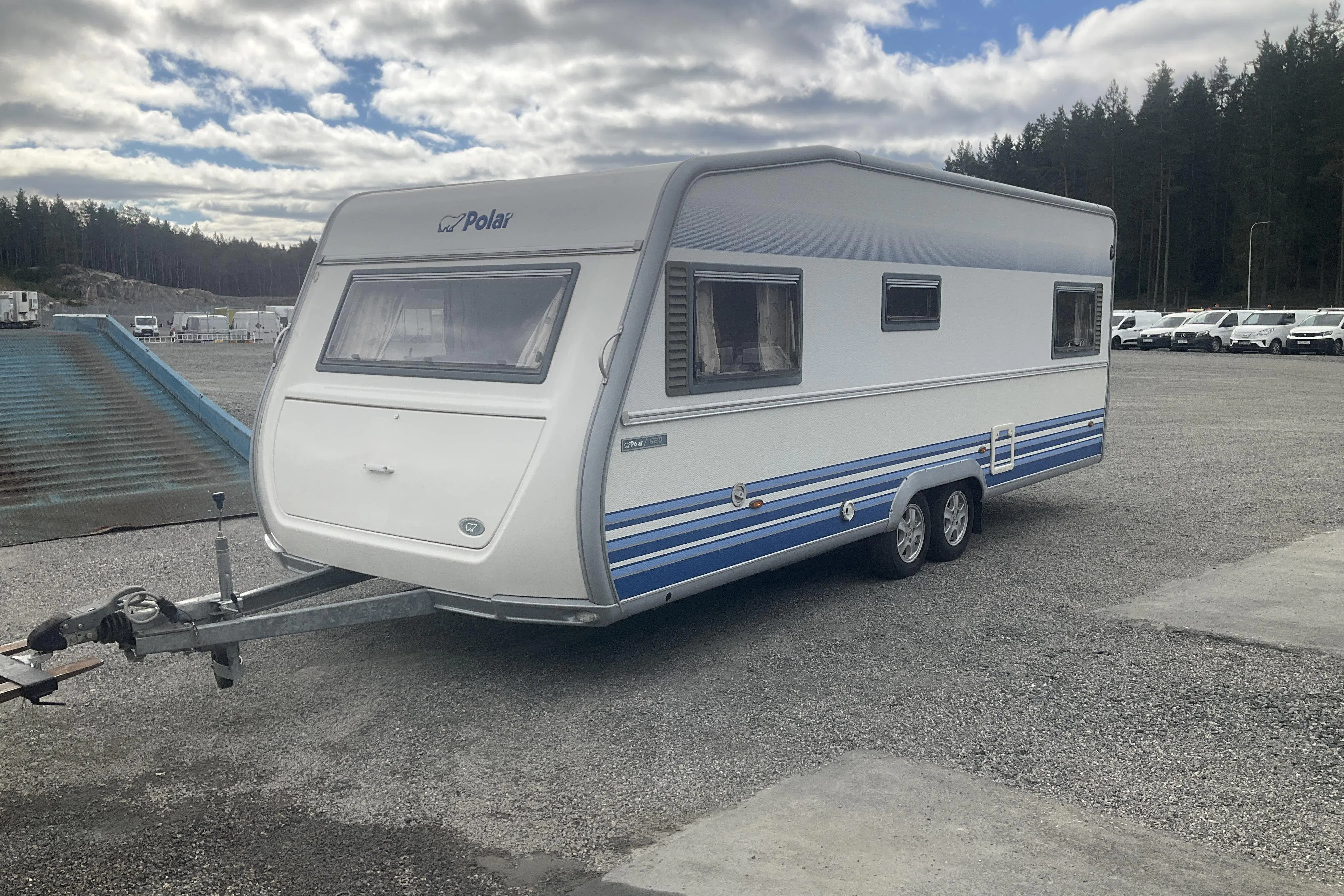 Presentationsfoto 1 av 30: POLAR 620 GSE 2.5 Husvagn med AC & förtält - 0 km - vit - 2009