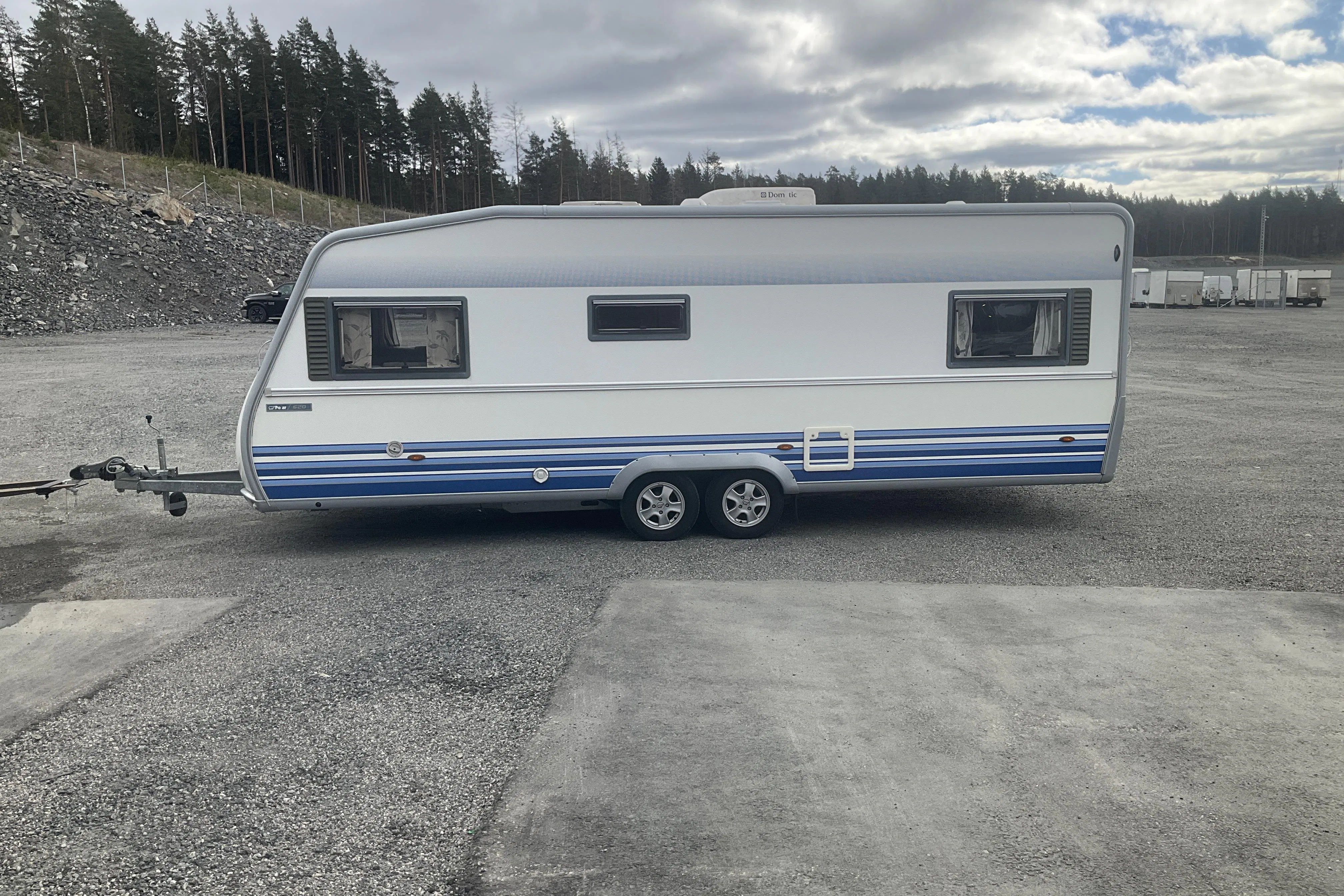 Presentationsfoto 2 av 30: POLAR 620 GSE 2.5 Husvagn med AC & förtält - 0 km - vit - 2009