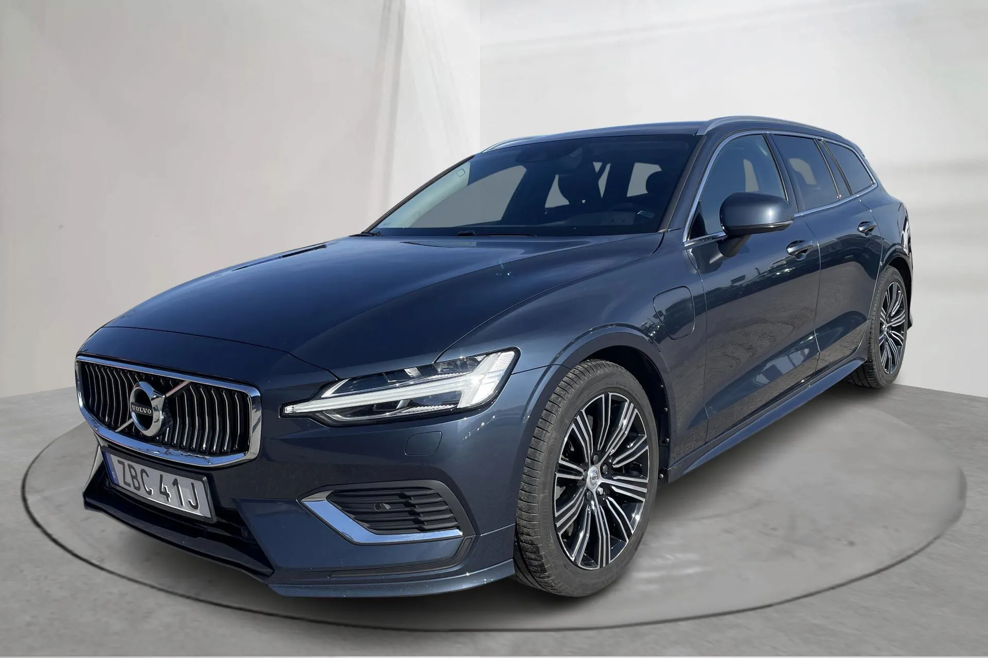 Esitlusfoto 1 aadressil 25: Volvo V60 T6 AWD Twin Engine (340hk) - 143 630 km - Automaatne - Dark Blue - 2022