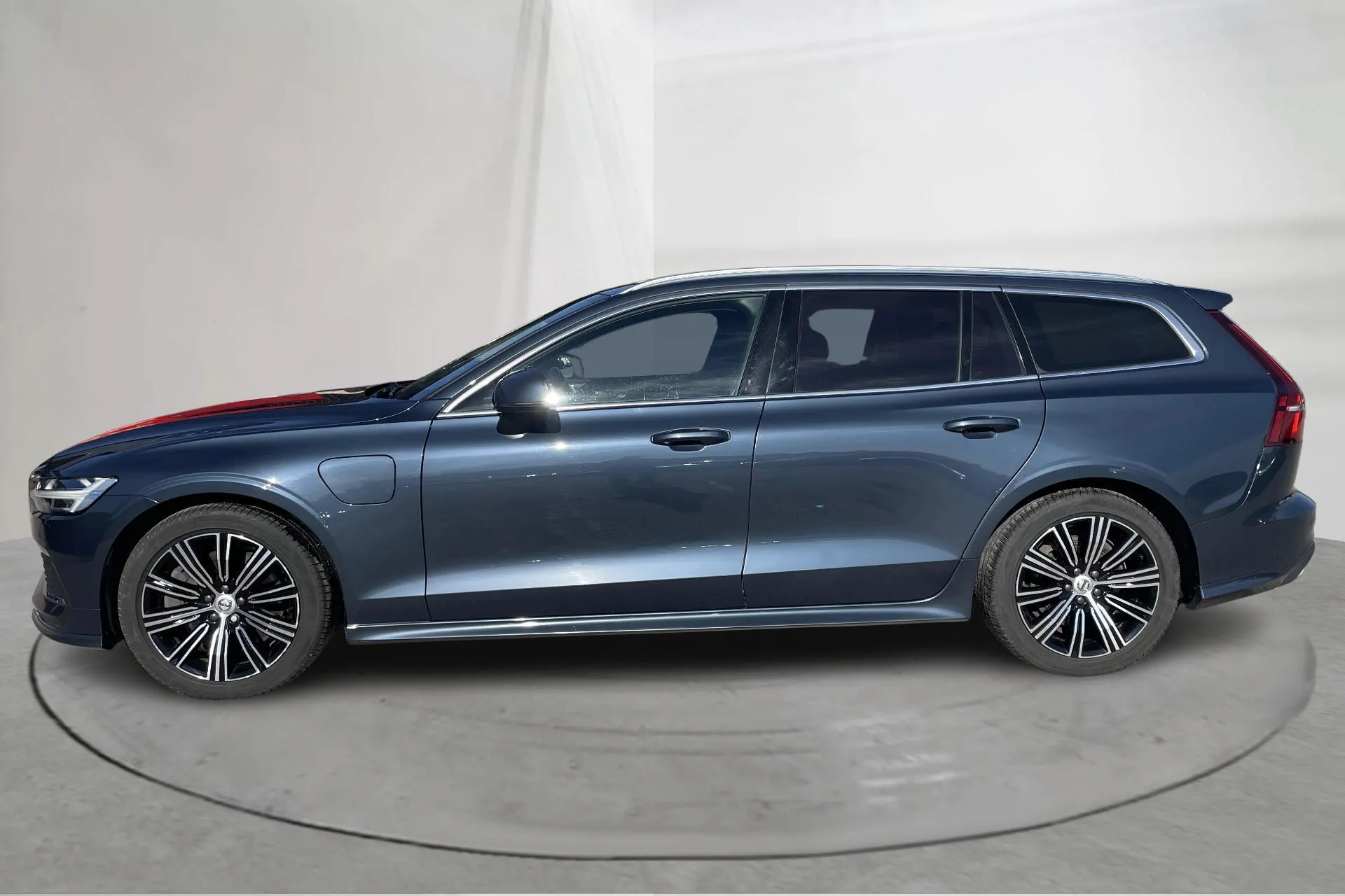 Esitlusfoto 2 aadressil 25: Volvo V60 T6 AWD Twin Engine (340hk) - 143 630 km - Automaatne - Dark Blue - 2022