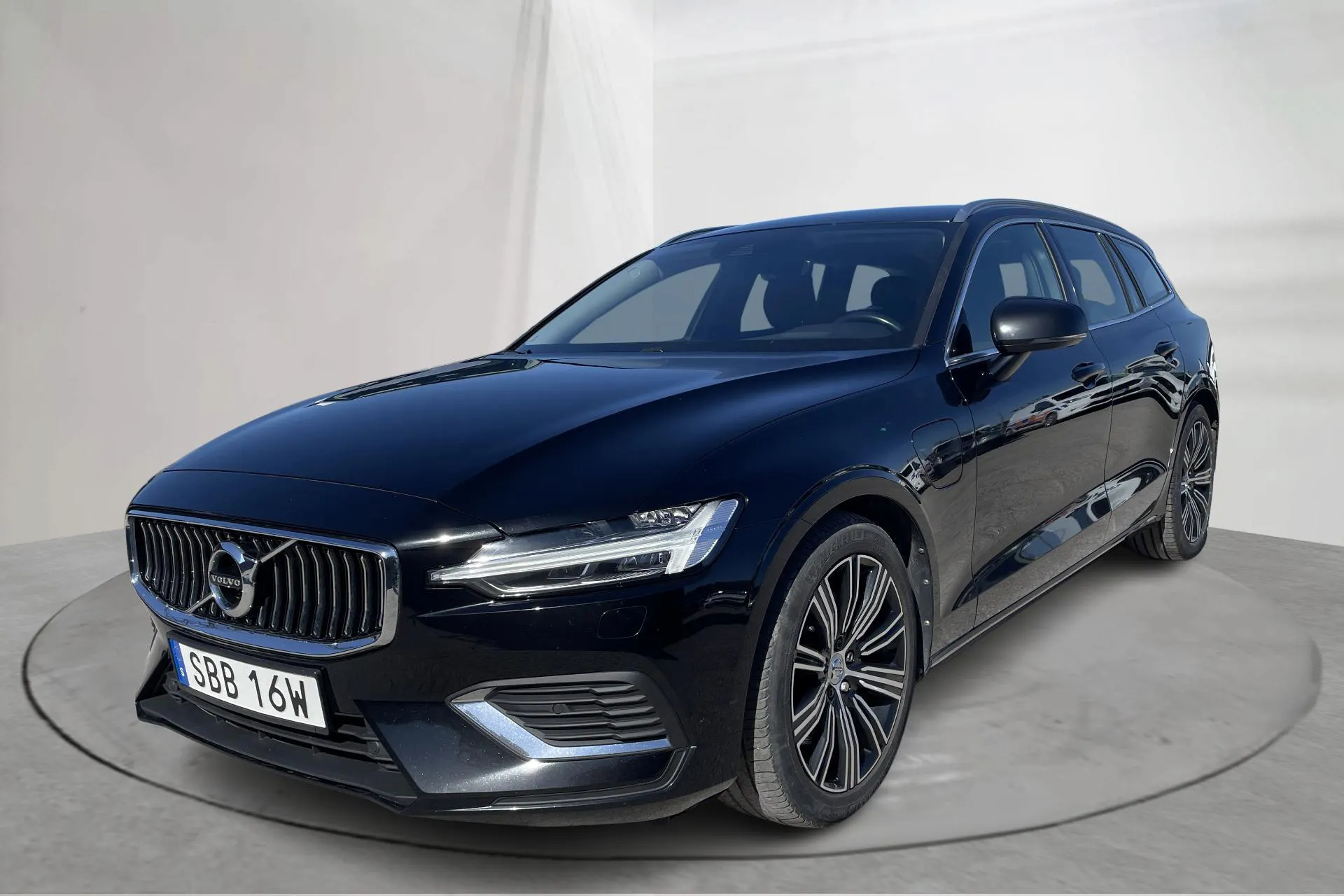 Presentation photo 1 of 19: Volvo V60 T6 AWD Twin Engine (340hk) - 102 600 km - Automatic - black - 2021