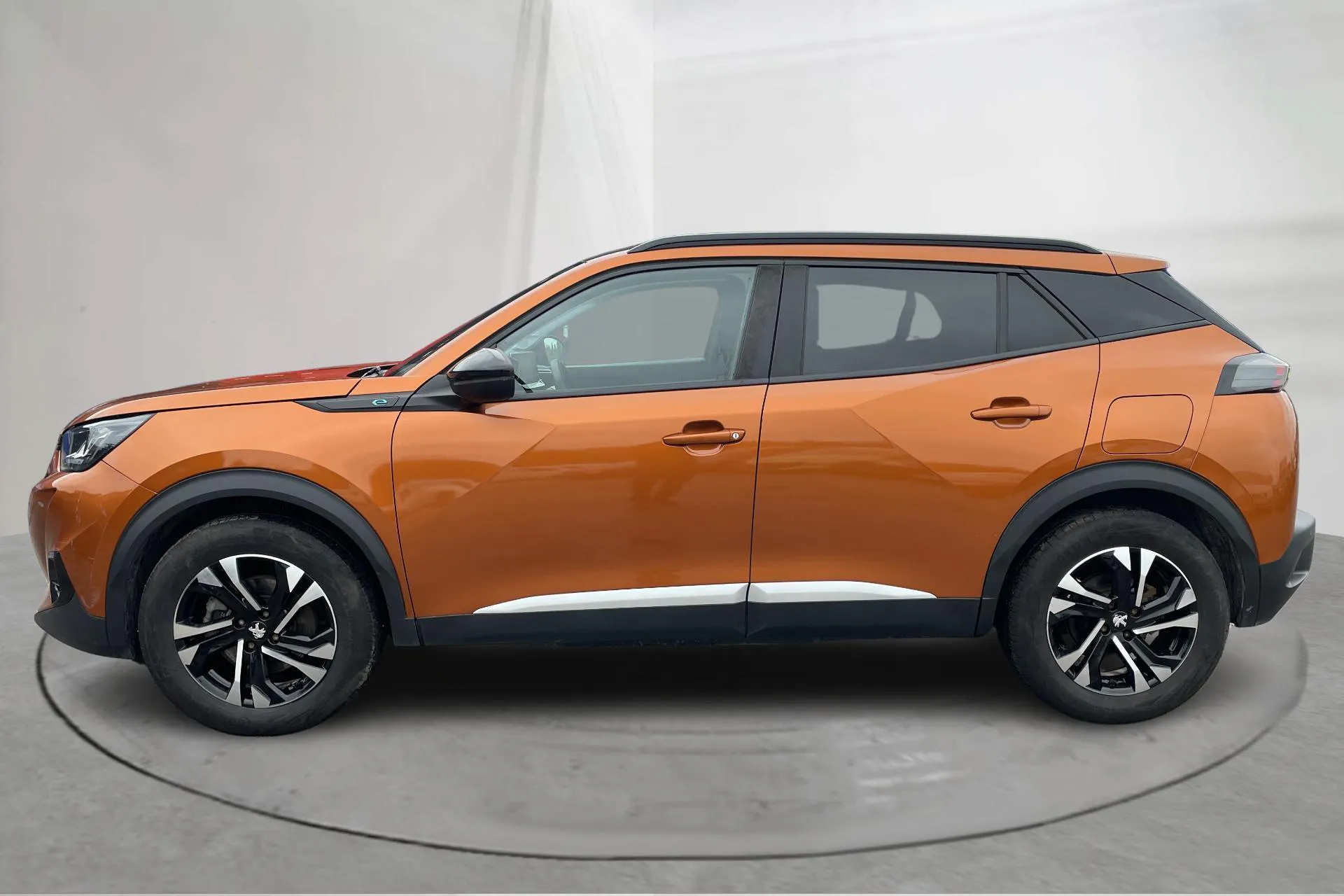 Presentationsfoto 2 av 19: Peugeot e-2008 50kWh (136hk) - 5 168 mil - Automat - orange - 2022