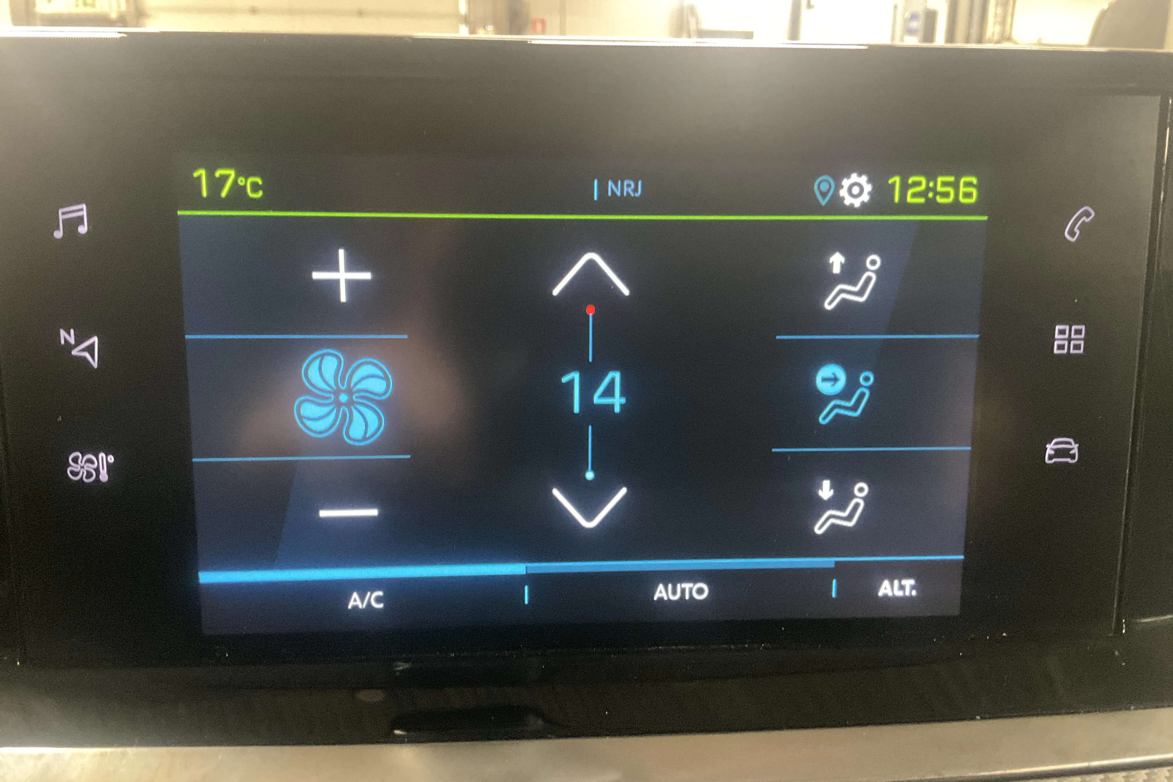 Presentationsfoto 19 av 19: Peugeot e-2008 50kWh (136hk) - 5 168 mil - Automat - orange - 2022