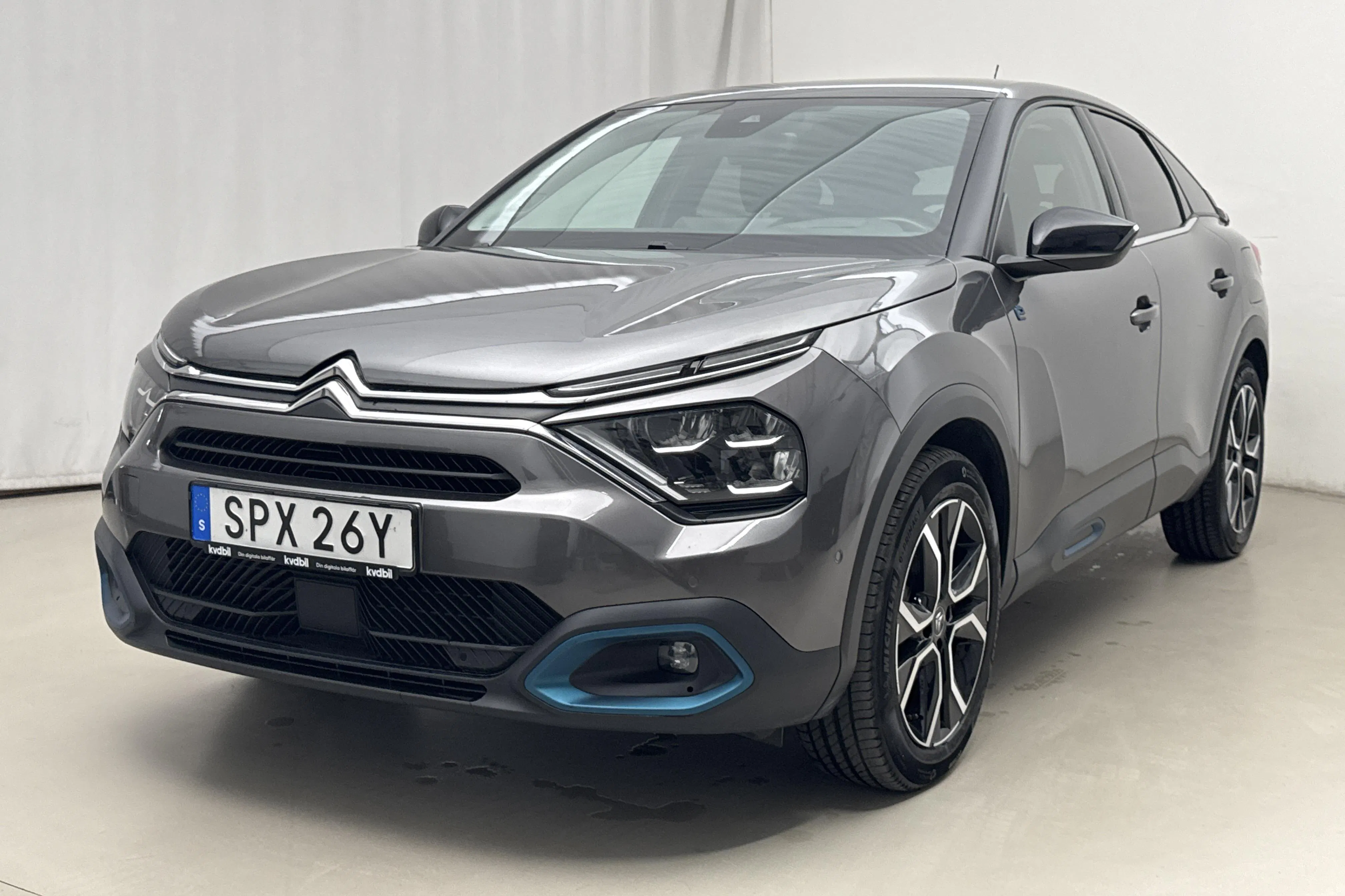 Presentation photo 1 of 23: Citroën e-C4 50kWh (136hk) - 70 570 km - Automatic - gray - 2022
