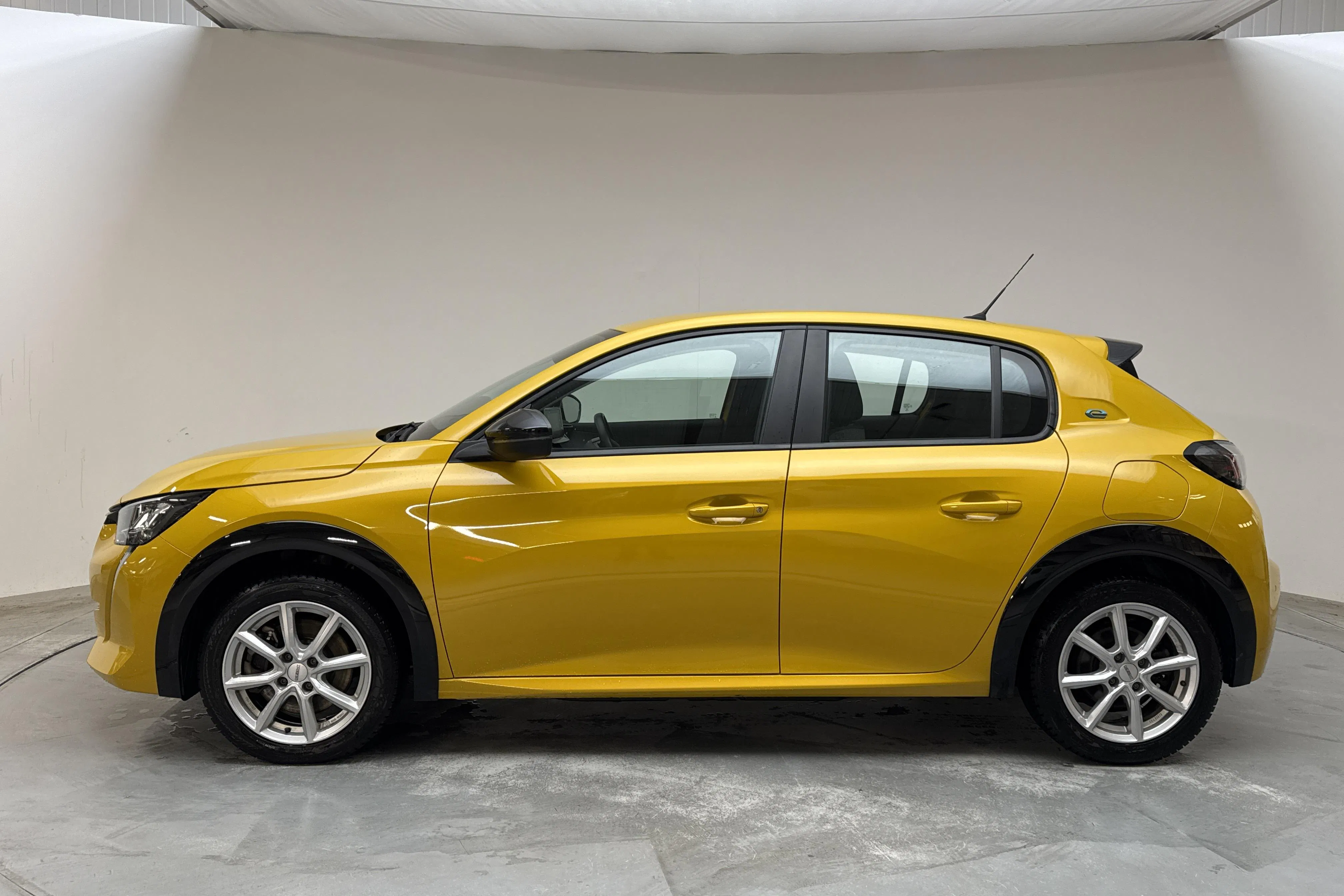 Presentationsfoto 2 av 13: Peugeot e-208 50kWh 5dr (136hk) - 4 965 mil - Automat - gul - 2022