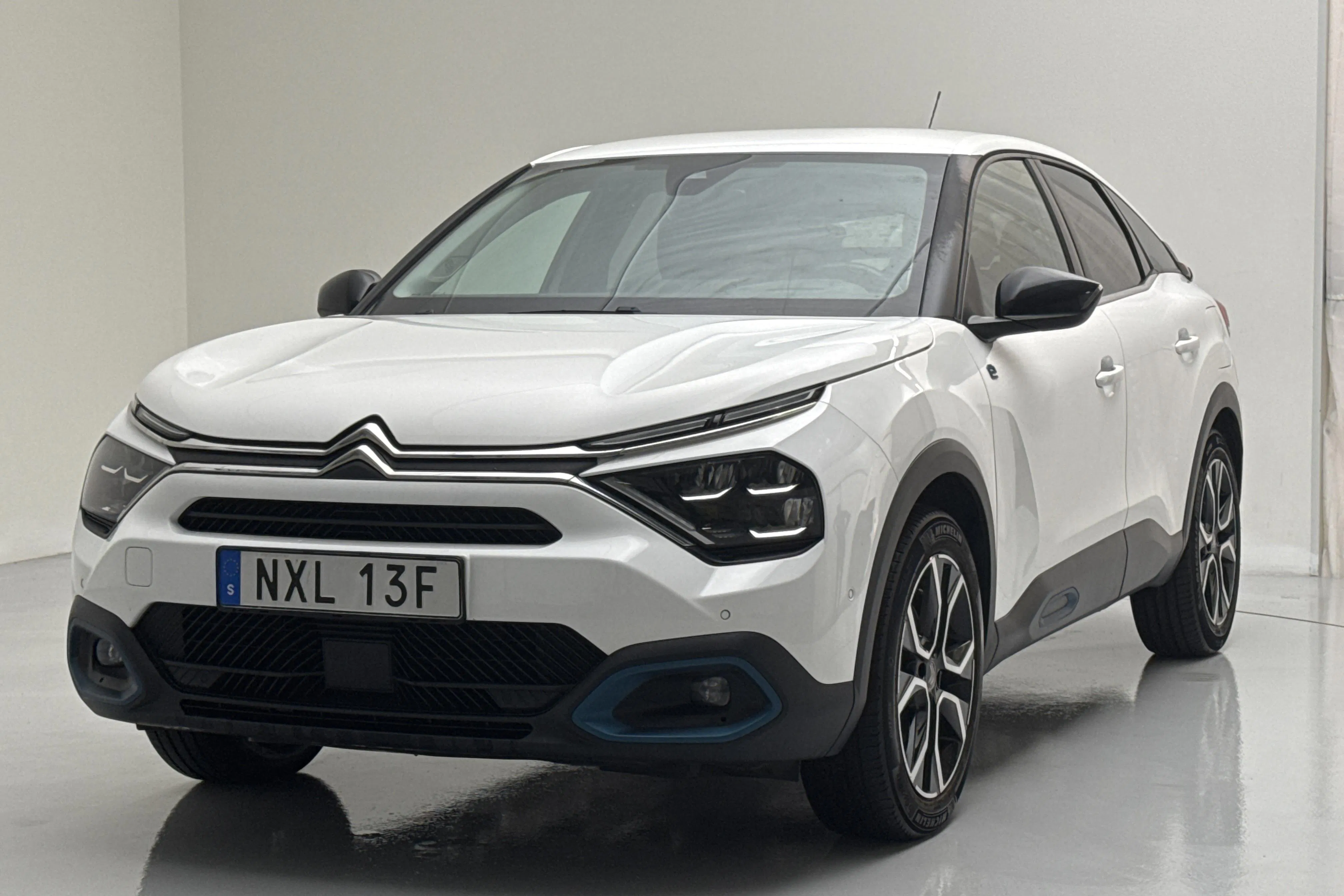 Presentationsfoto 1 av 15: Citroën e-C4 50kWh (136hk) - 8 078 mil - Automat - vit - 2022