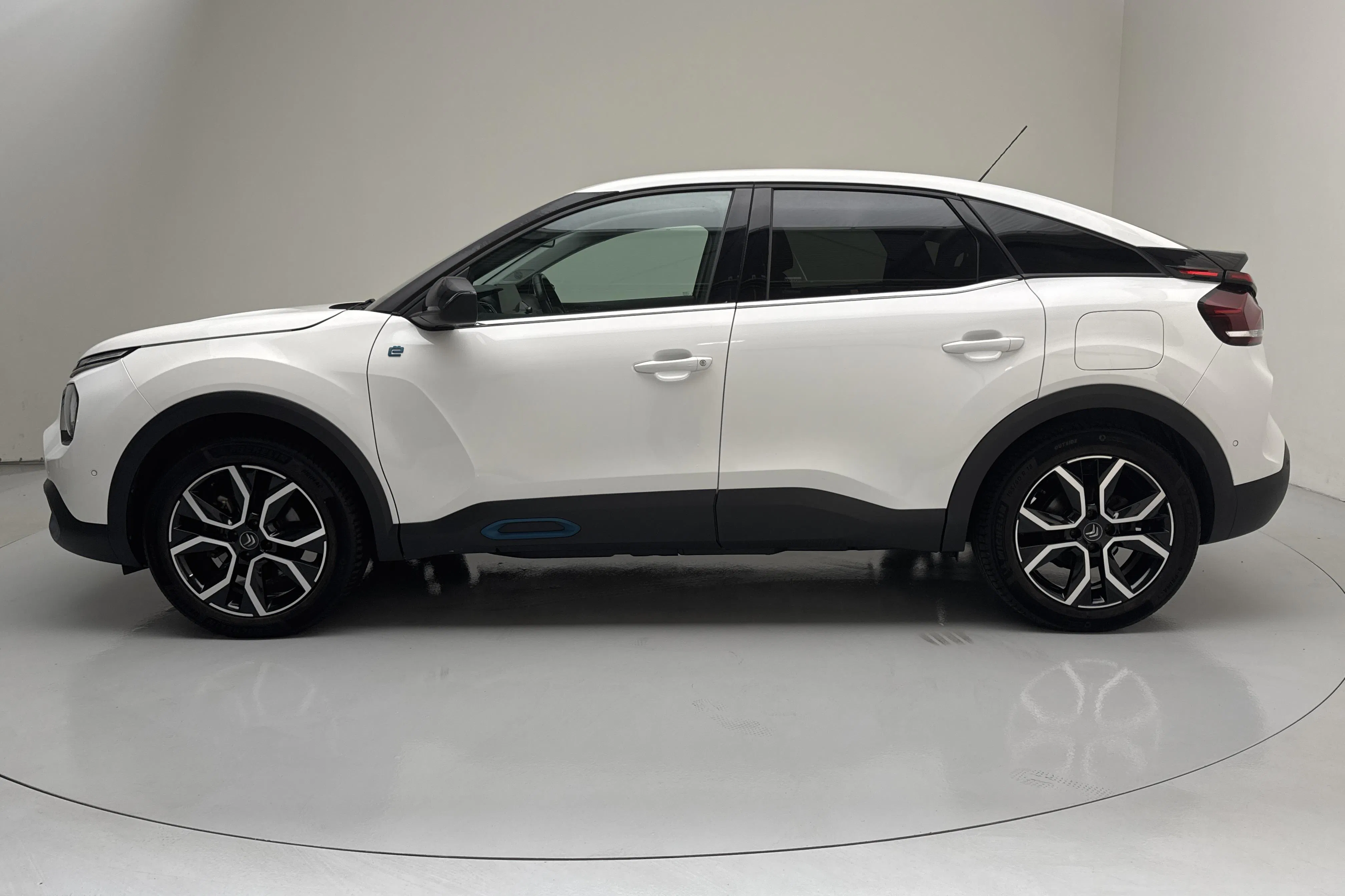 Presentationsfoto 2 av 15: Citroën e-C4 50kWh (136hk) - 8 078 mil - Automat - vit - 2022
