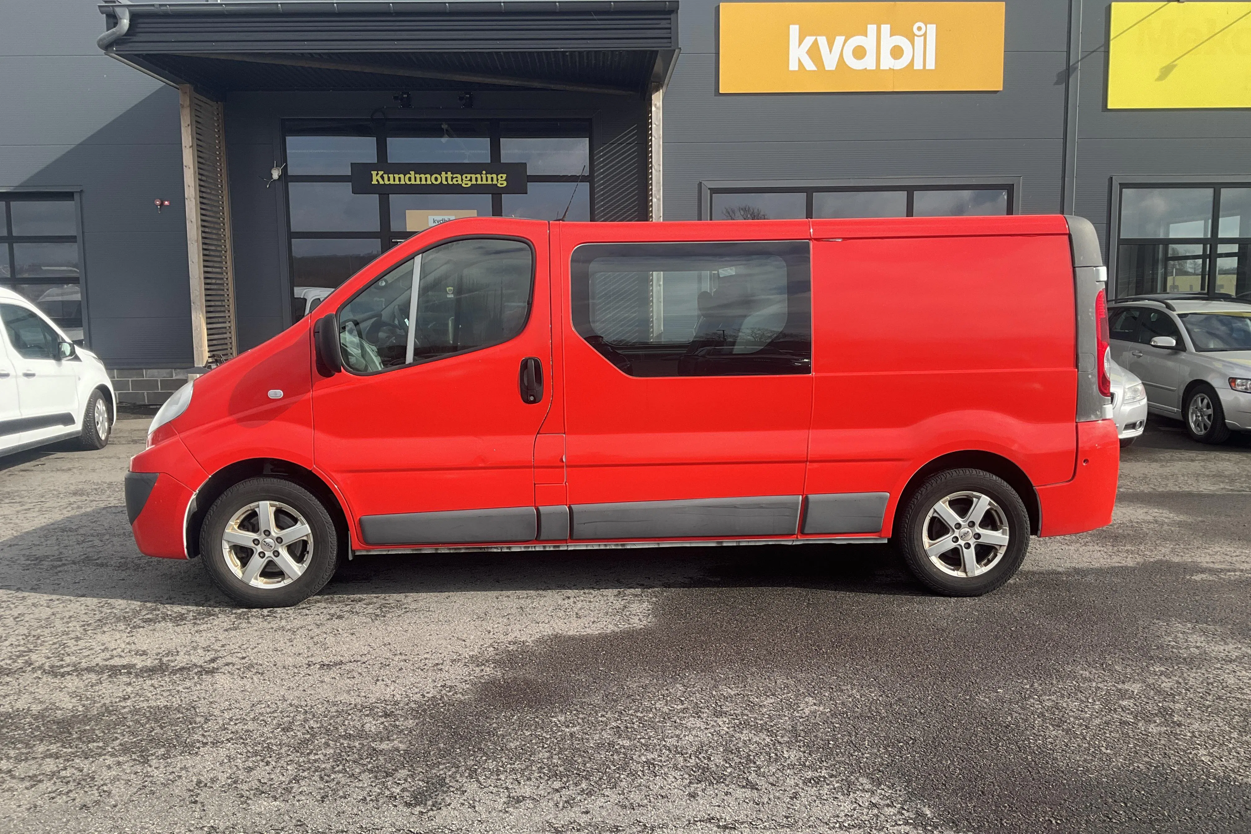 Presentation photo 2 of 13: Renault Trafic 2.0 dCi Skåp/Buss (115hk) - 147 280 km - Manual - red - 2013