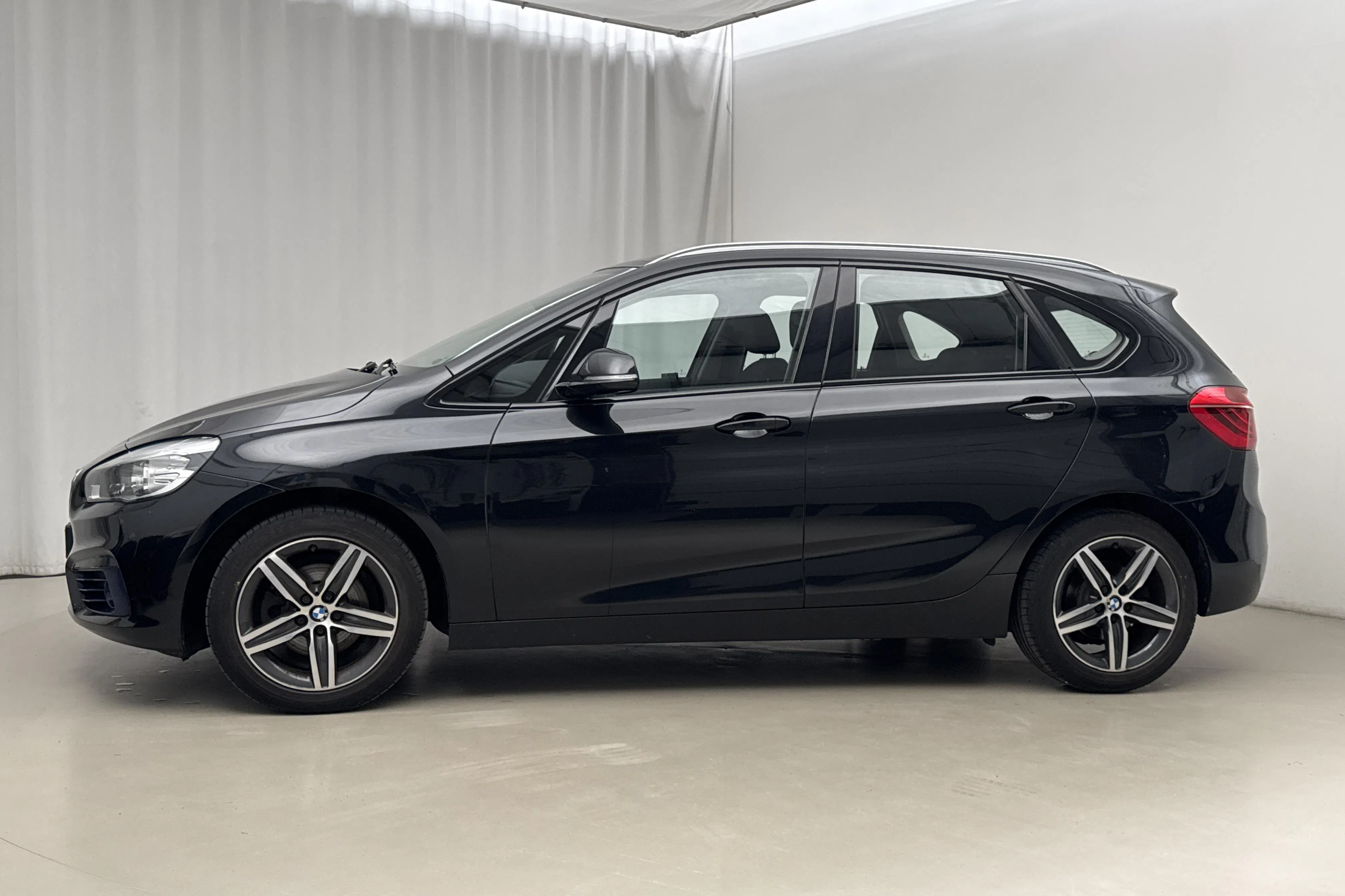 Presentationsfoto 2 av 18: BMW 218d Active Tourer, F45 (150hk) - 10 569 mil - Automat - svart - 2015